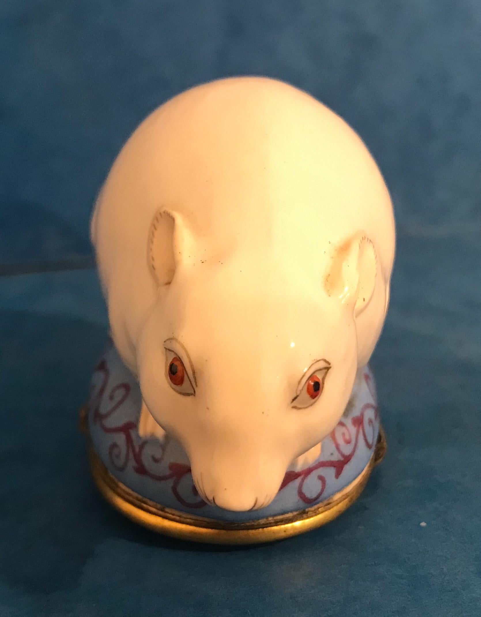 A stunning 18th century 1780 mouse Bonbonniere, it has a painted picture of a mouse holding the train of the cats dress and another picture to the inside of four mice pulling a cat along, it’s a truly beautiful piece, 8 by 5 and stands 6 cm high.