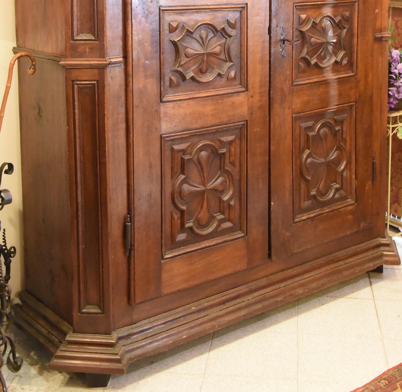 Wardrobe with 2 doors, in brown Poplar, from Northern Italy, with internal Shelves, Notched on the sides, it can be disassembled into 2 pieces, with an elegant upper edge.
Made in the early 1700s.

This object is subject to the superintendence of