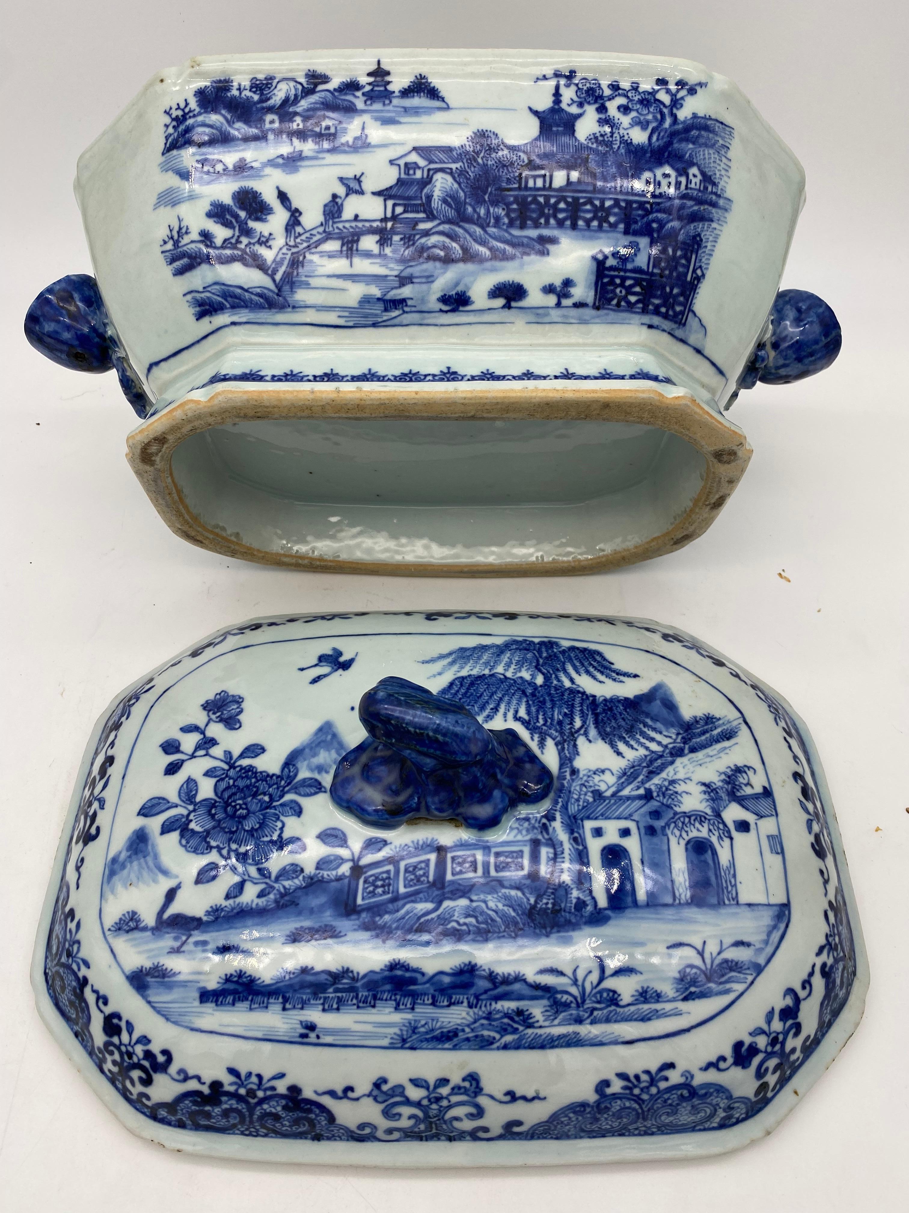 18th Century Blue and White Chinese Porcelain Tureen and Cover For Sale 4