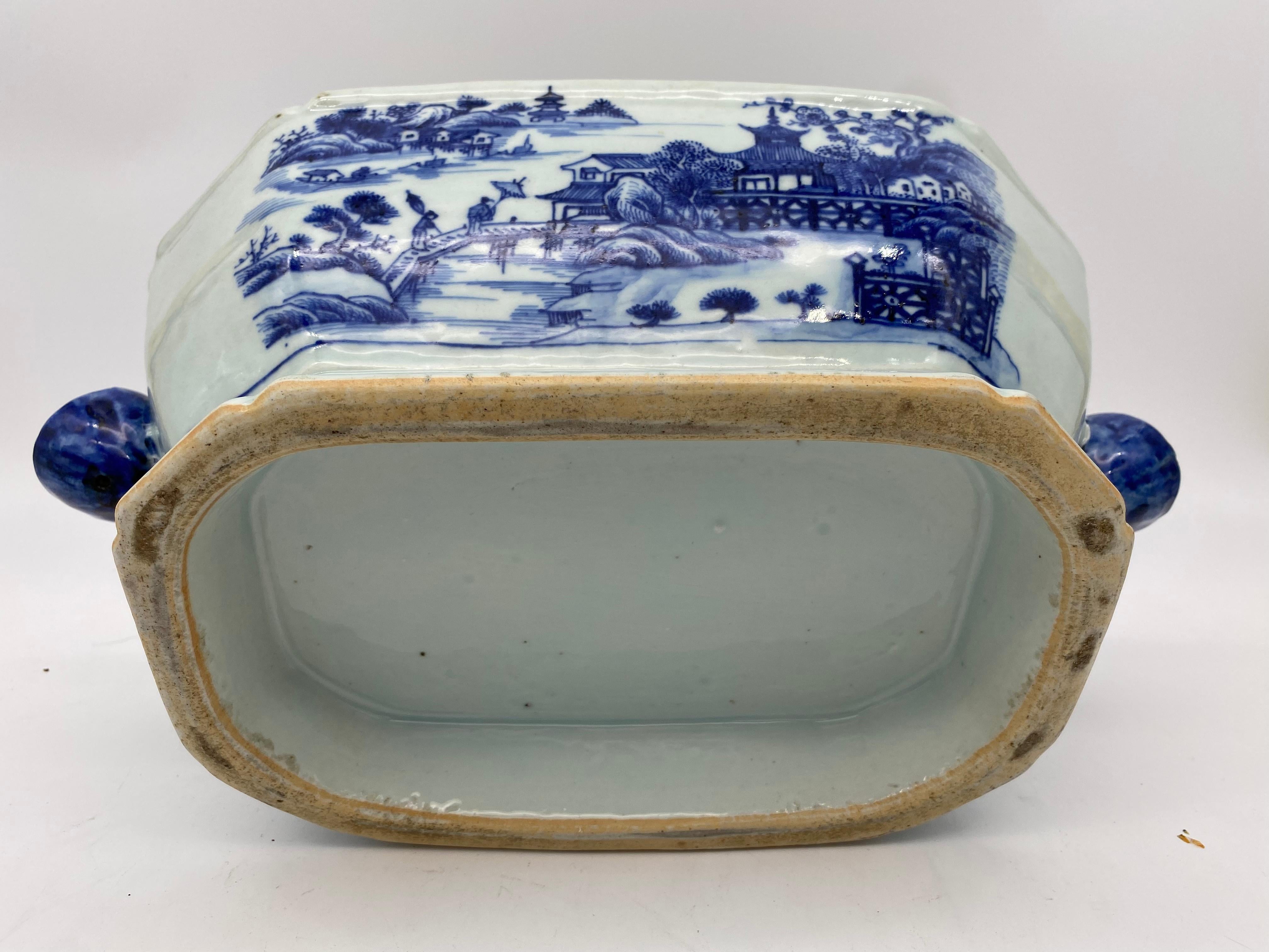 18th Century Blue and White Chinese Porcelain Tureen and Cover For Sale 6