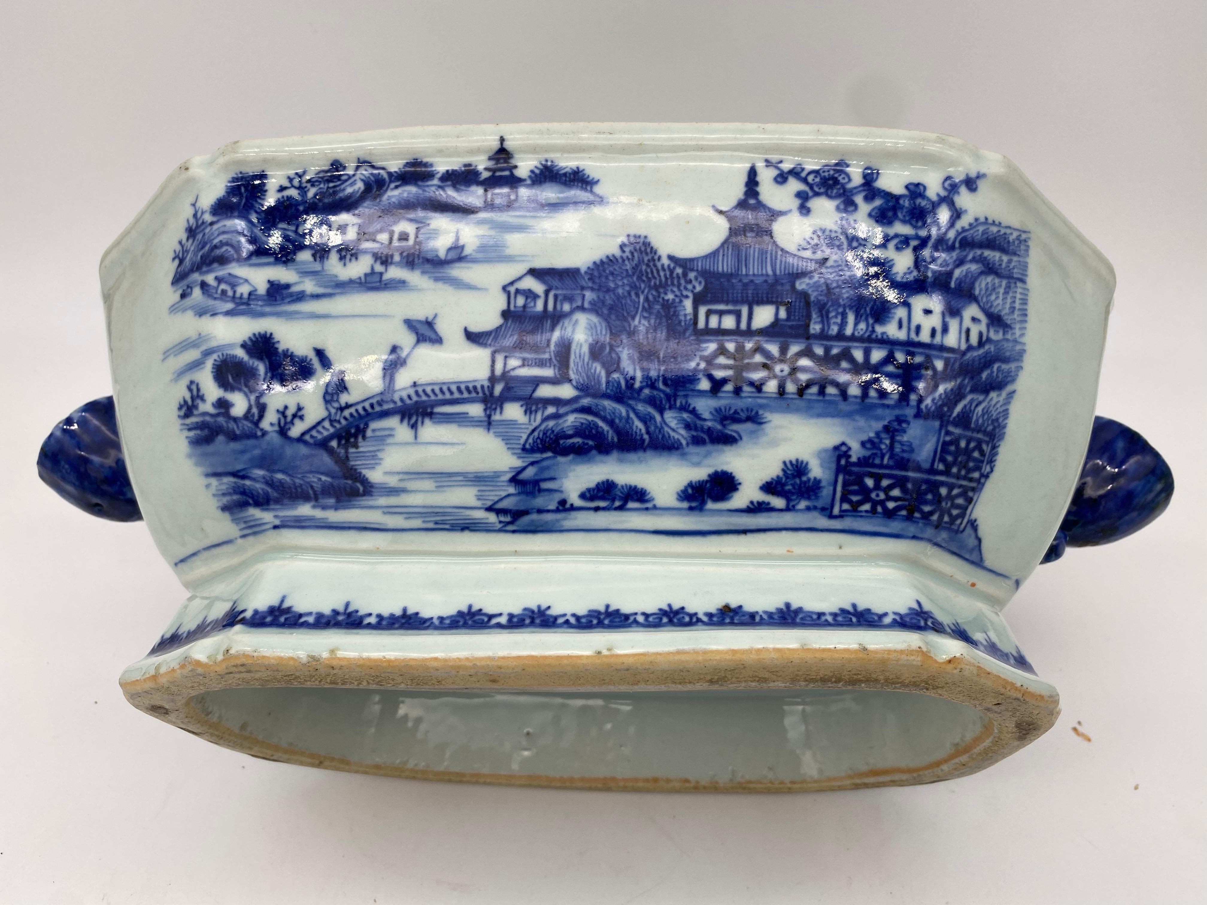 18th Century Blue and White Chinese Porcelain Tureen and Cover For Sale 9