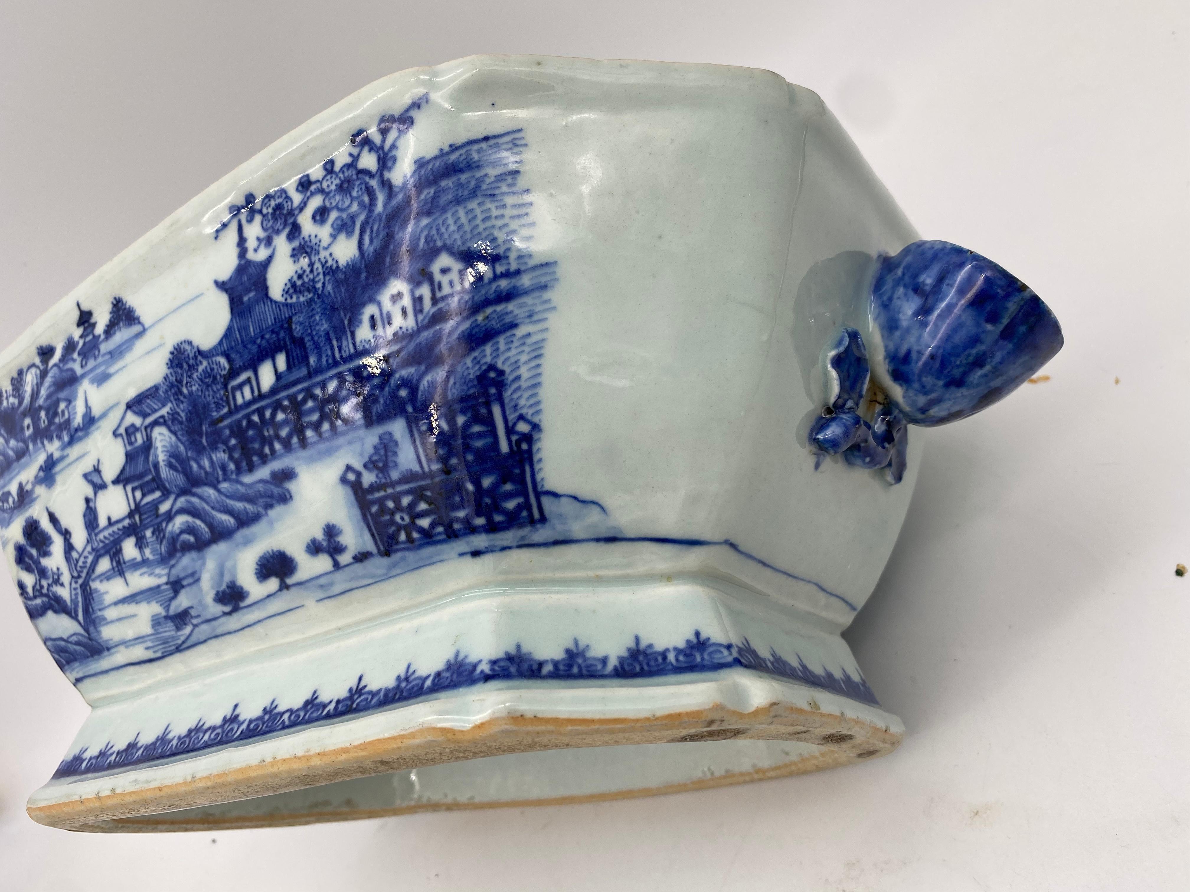 18th Century Blue and White Chinese Porcelain Tureen and Cover For Sale 12