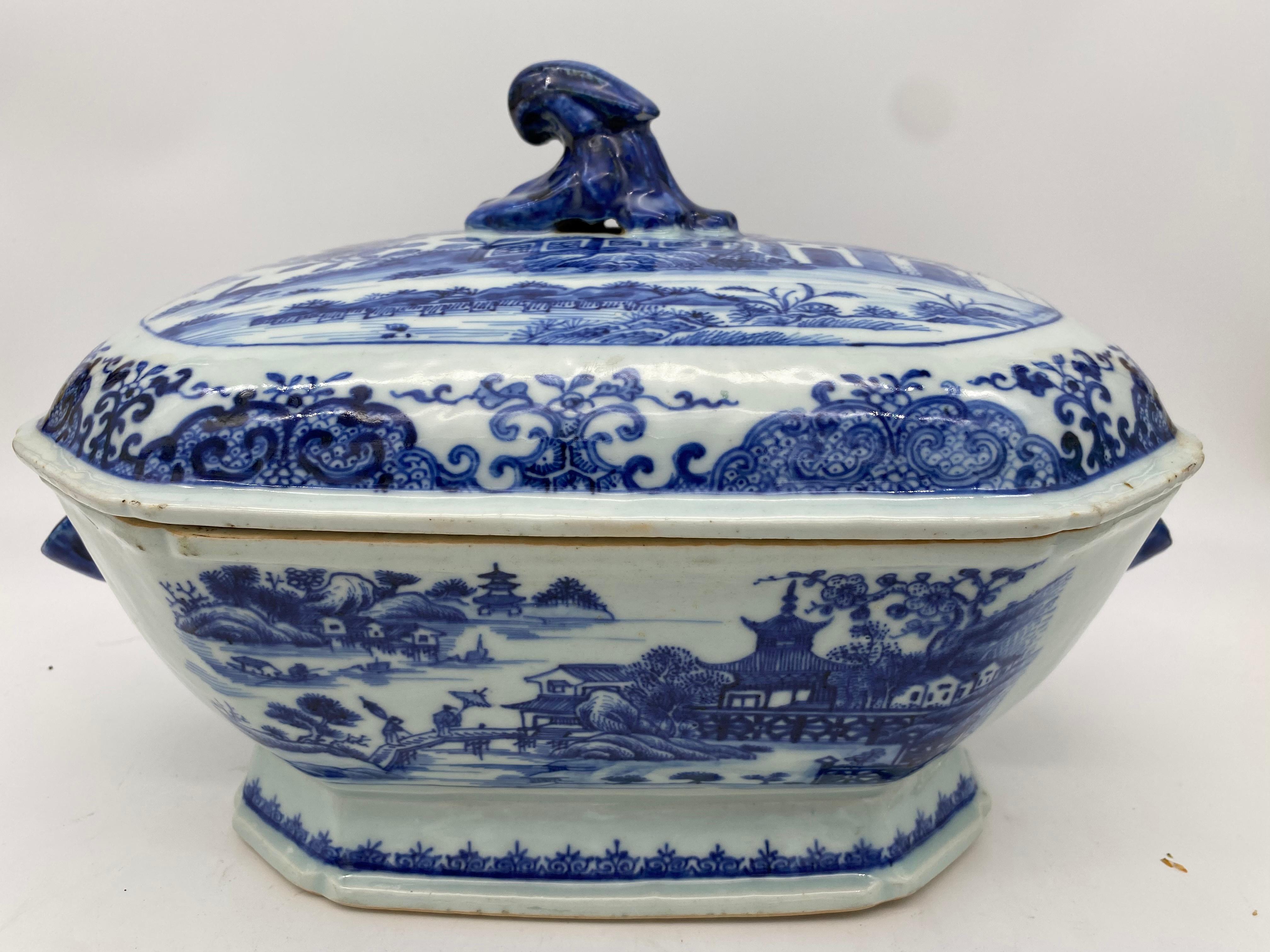 18th century 36cm blue and white Chinese porcelain tureen cover, with rock form scrolling handle to lid and lotus pods to the base, decorated with scenes of buildings in formal gardens, with foliate borders. Measures: 14” x 8.75” x 10” high.