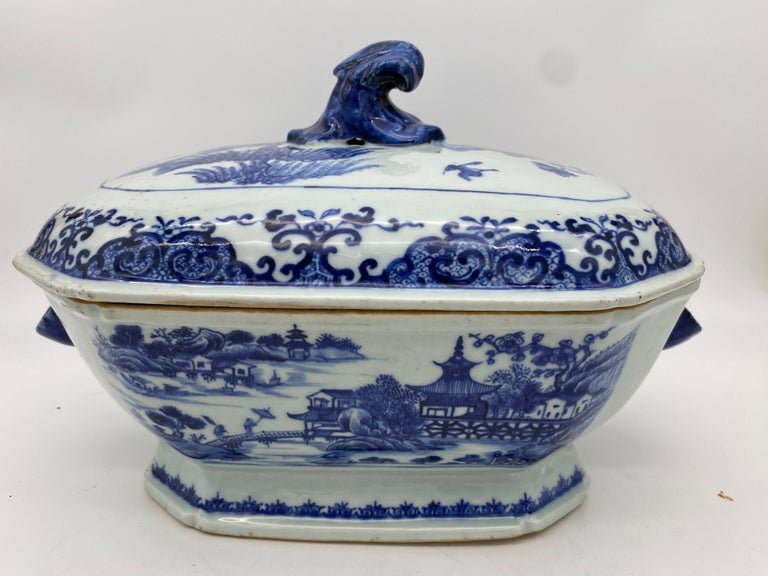 18th Century Blue and White Chinese Porcelain Tureen and Cover In Good Condition For Sale In Brea, CA