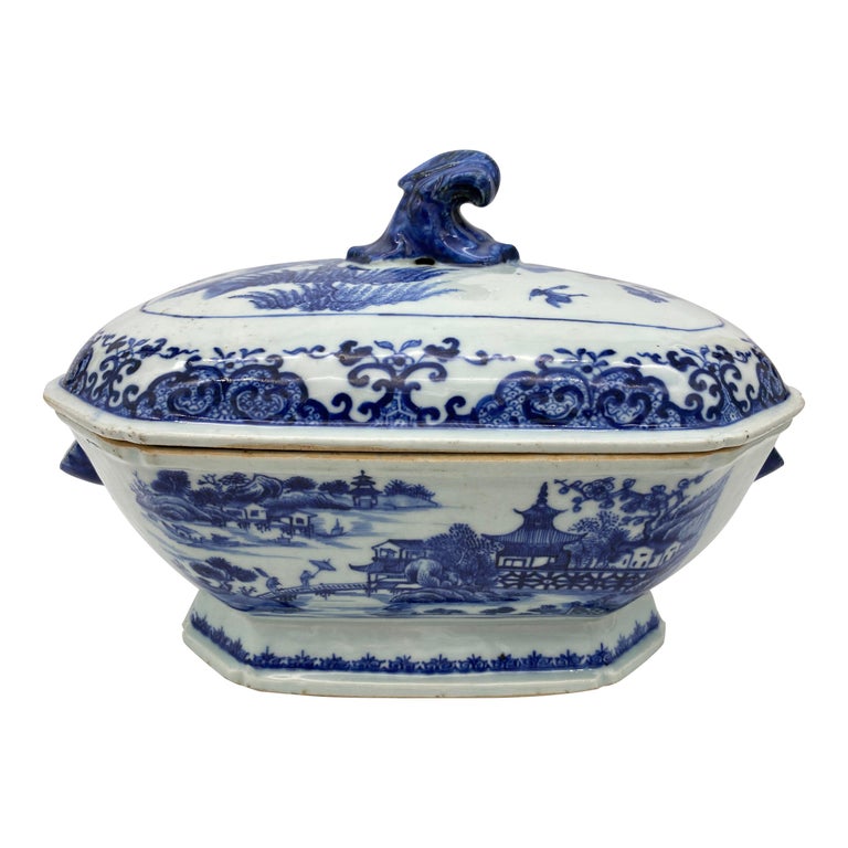 18th Century Blue and White Chinese Porcelain Tureen and Cover For Sale