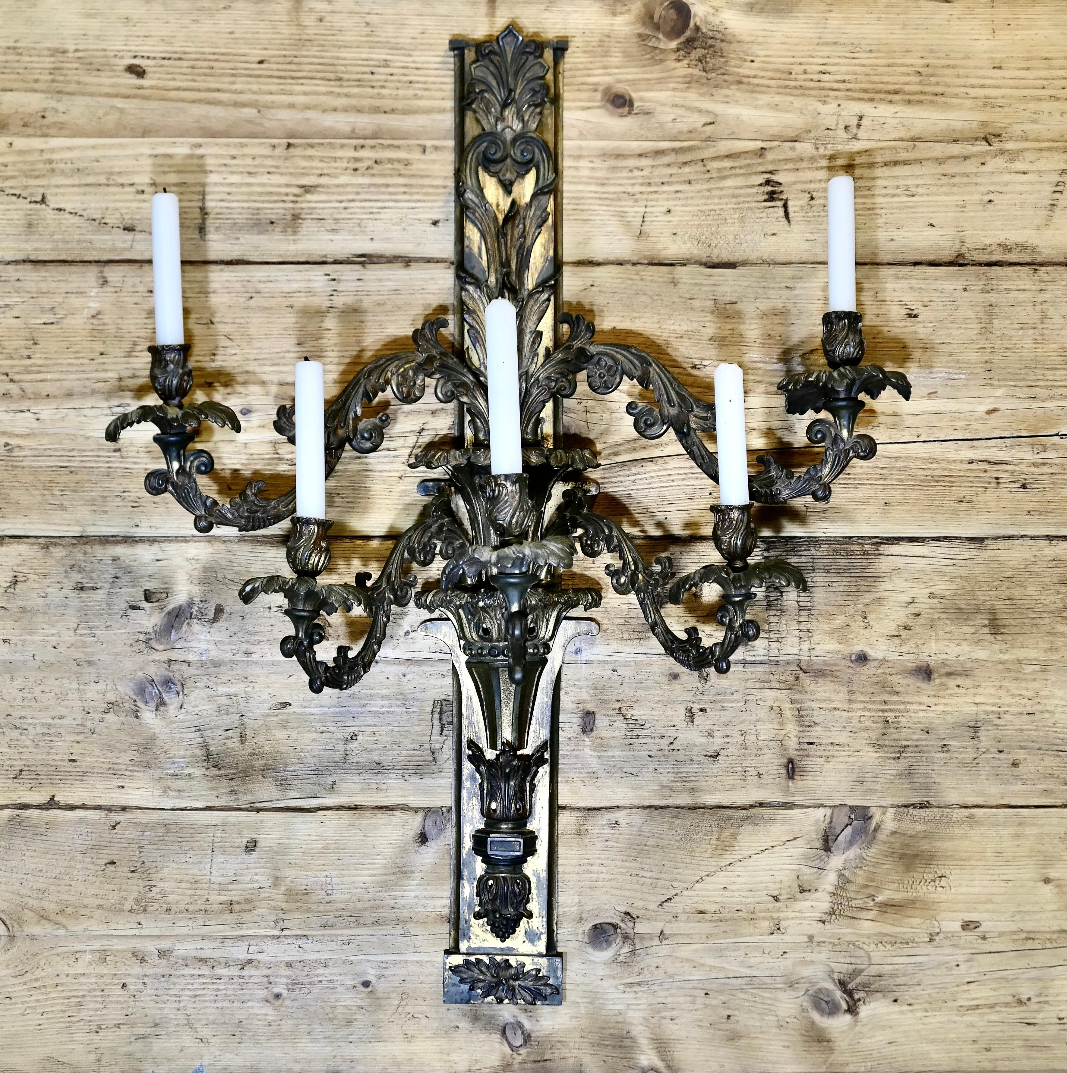 Candelabro de pared de 5 brazos del siglo XVIII 

Este es un candelabro de pared antiguo muy grande, el candelabro está muy decorado en el estilo gótico, hay 5 brazos pesados a esta pieza muy rara 
El candelabro tiene una pátina natural oscurecida