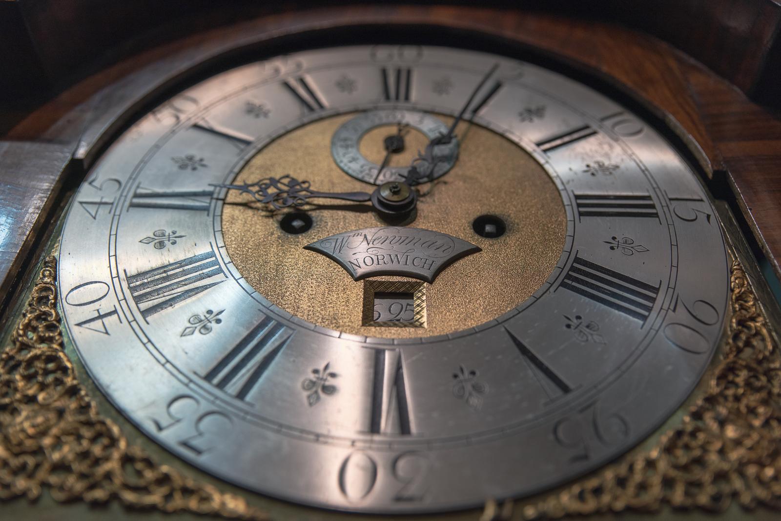 An 8 day striking the hours clock in a superb walnut case by the maker William Newman of Norwich (recorded working circa. 1687-1739) who made very high quality clocks.
The dial of this clock is in the distinctive manner of Pinchbeck, Gregg and