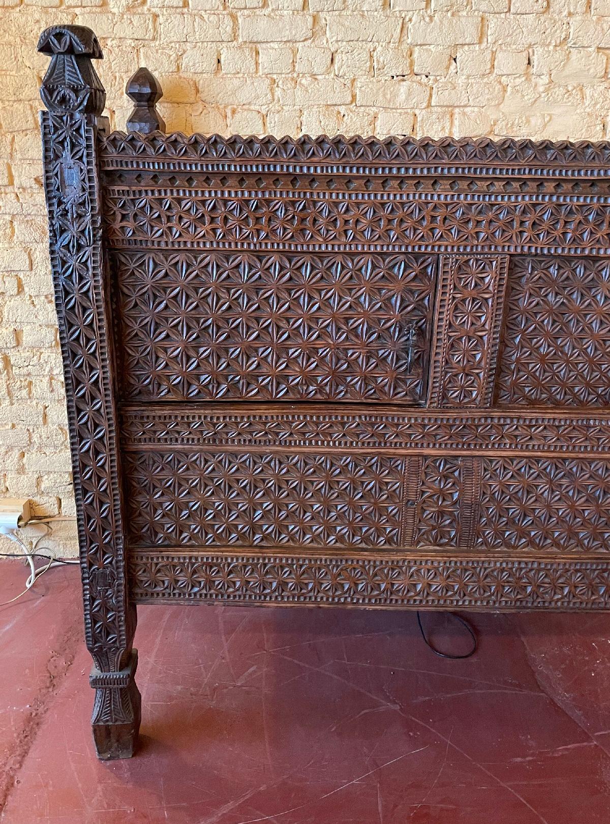 Superb Afghan wedding chest or buffet from Nuristan from the 18th century
Very elegant tribal chest richly carved with flowers and very decorative foliage composed of two doors on its carved face
Superb patina and in very good condition
Length