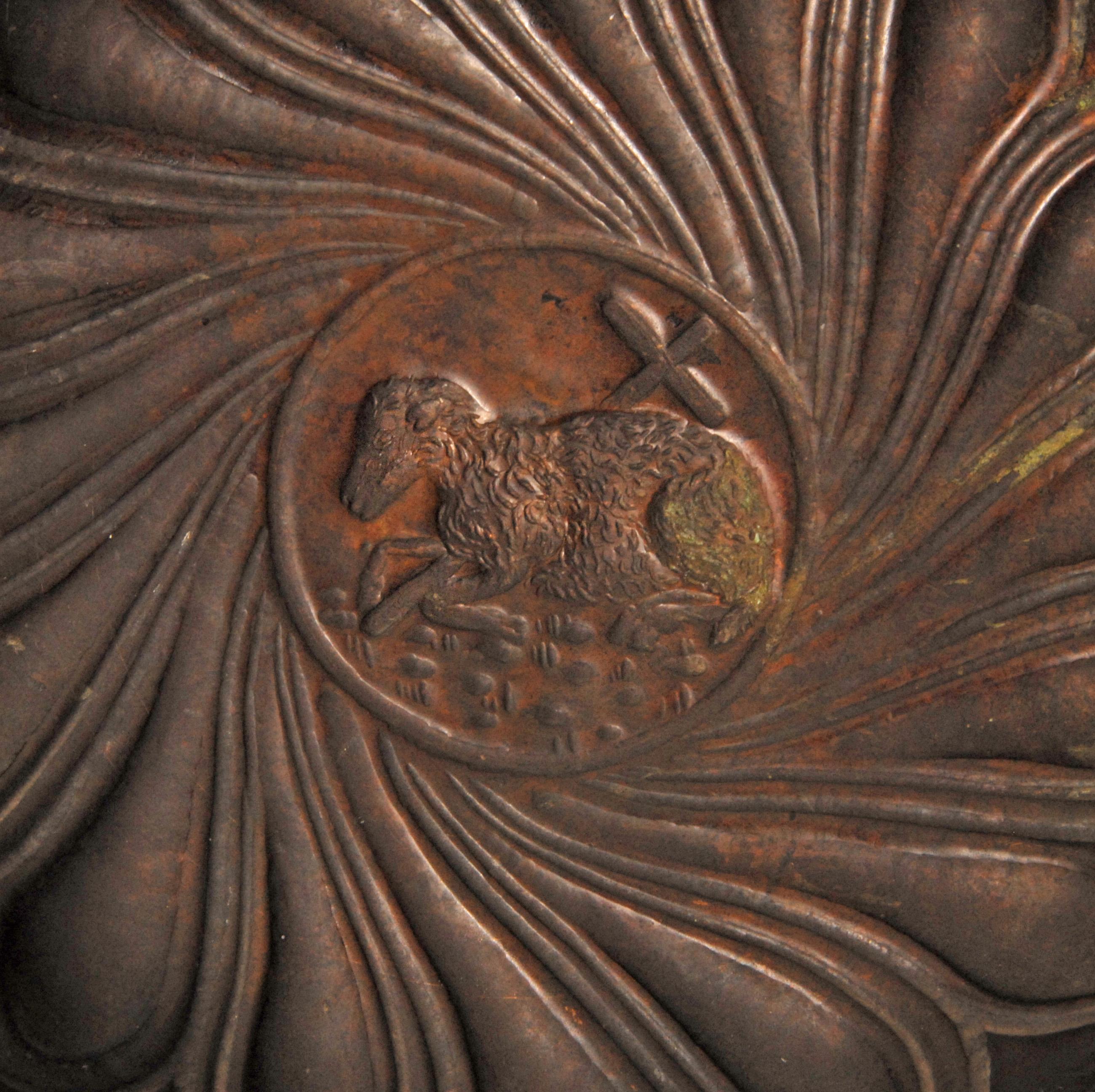 XVIIIe siècle Aumône Agneau de Dieu Bassin italien Laiton Large en vente 4