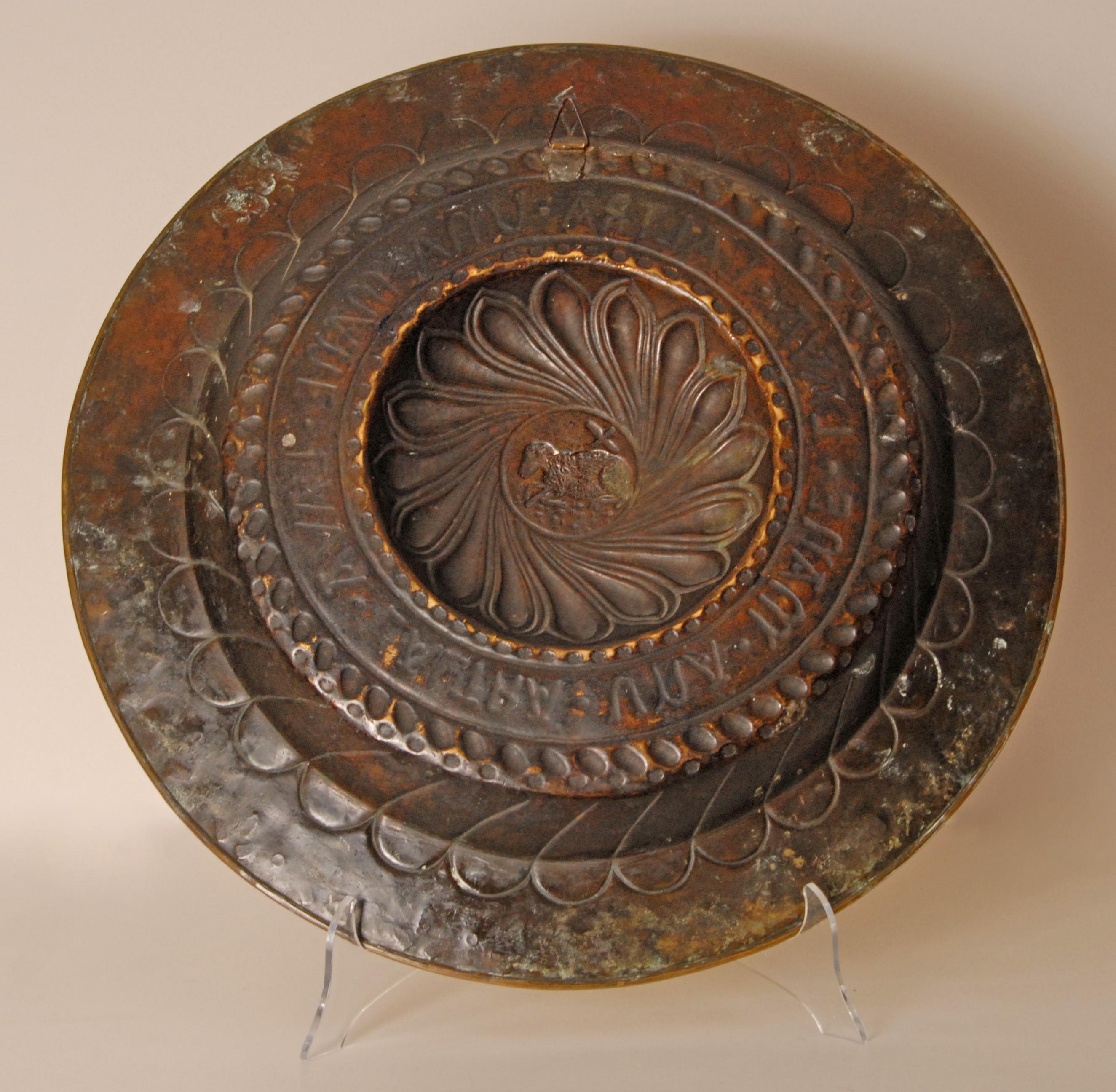 XVIIIe siècle Aumône Agneau de Dieu Bassin italien Laiton Large en vente 5