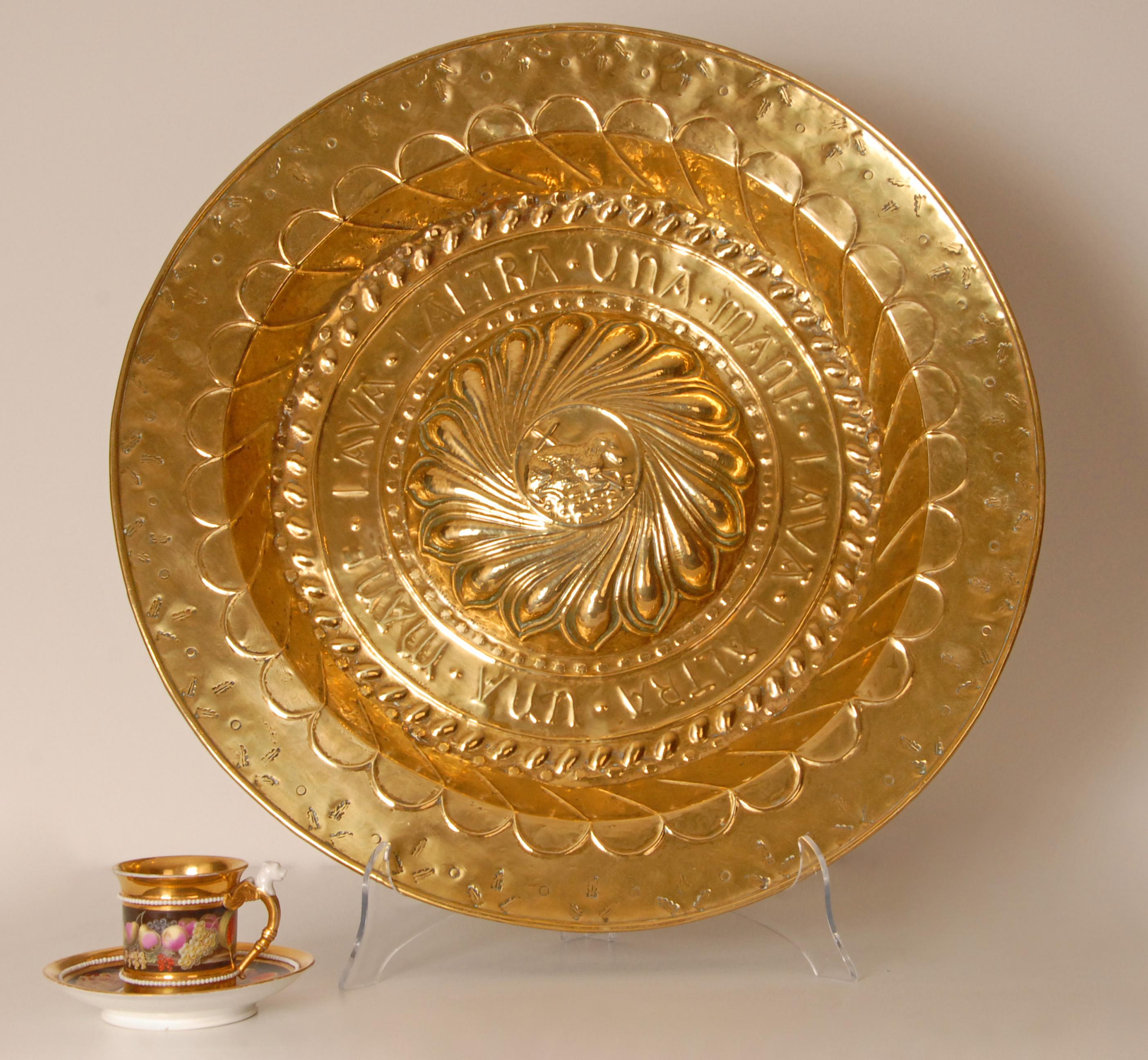 XVIIIe siècle Aumône Agneau de Dieu Bassin italien Laiton Large en vente 6