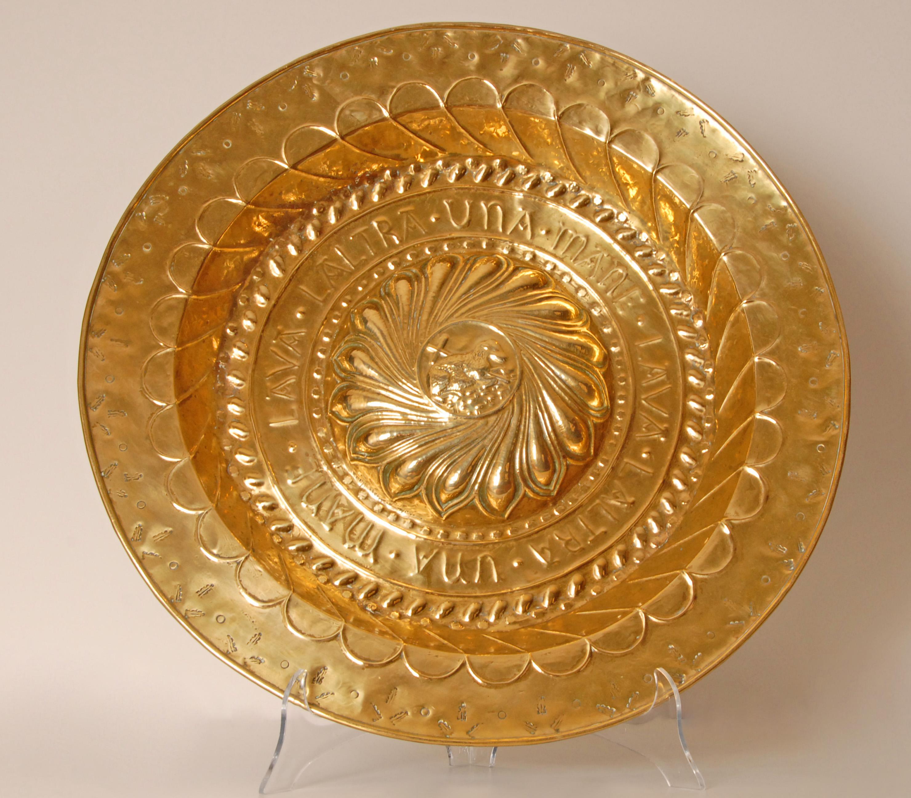 XVIIIe siècle Aumône Agneau de Dieu Bassin italien Laiton Large en vente 7