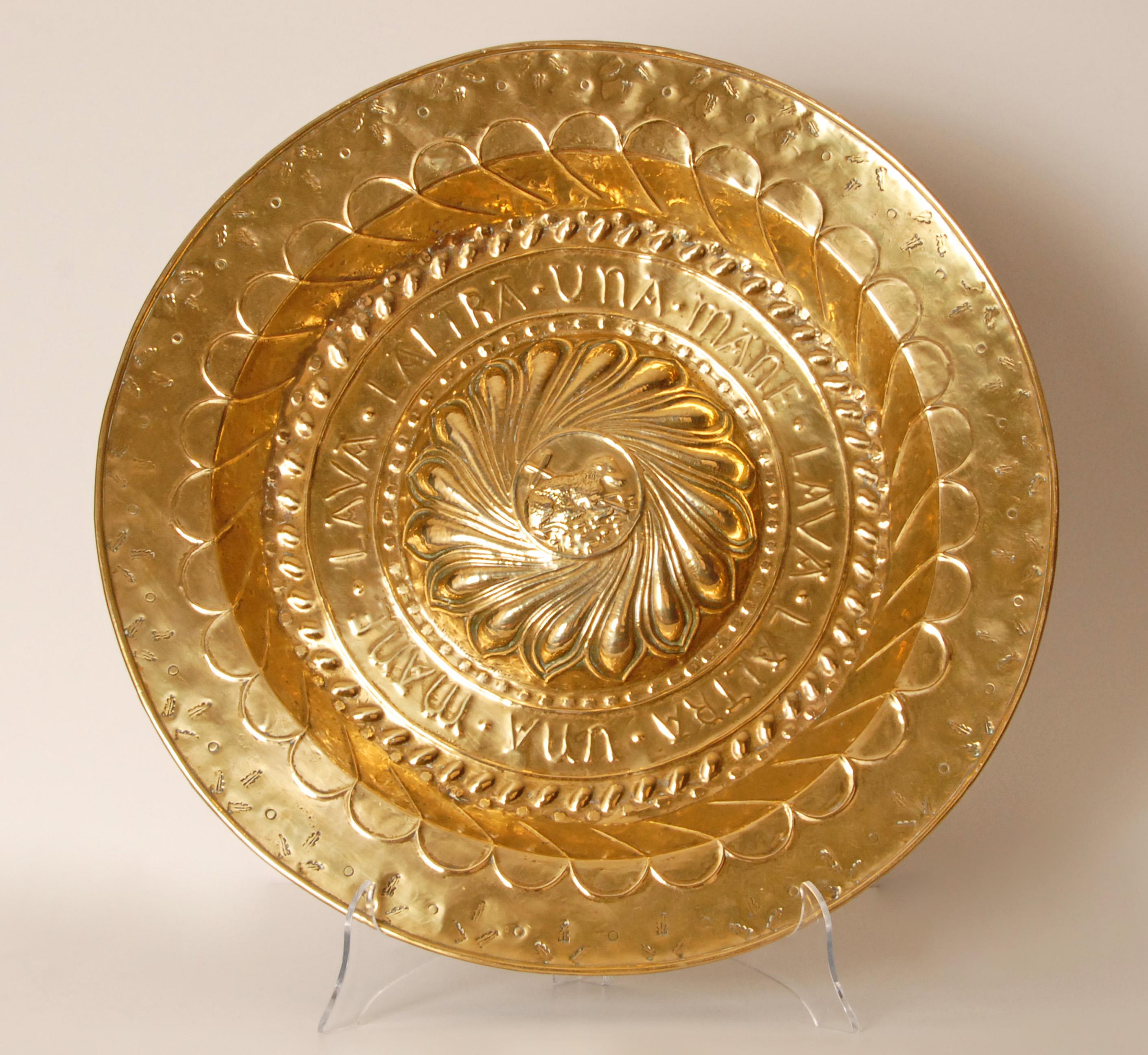 Néo-Renaissance XVIIIe siècle Aumône Agneau de Dieu Bassin italien Laiton Large en vente