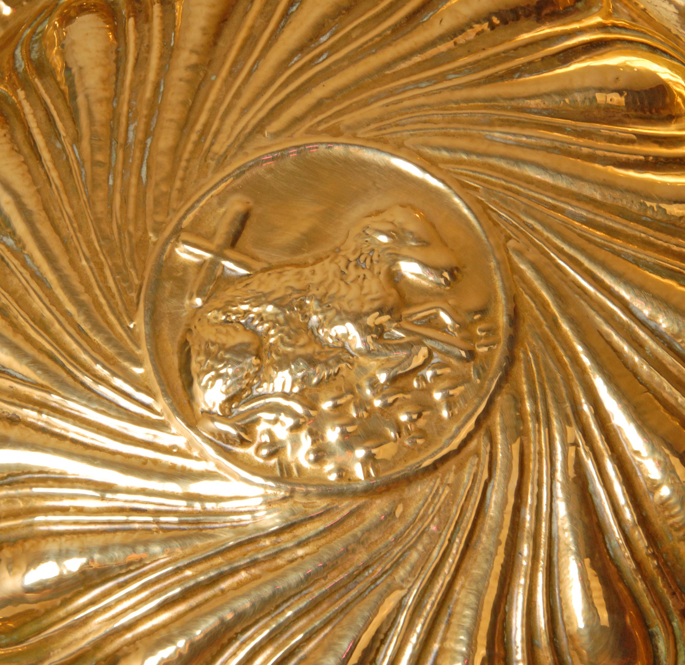 Moulage XVIIIe siècle Aumône Agneau de Dieu Bassin italien Laiton Large en vente