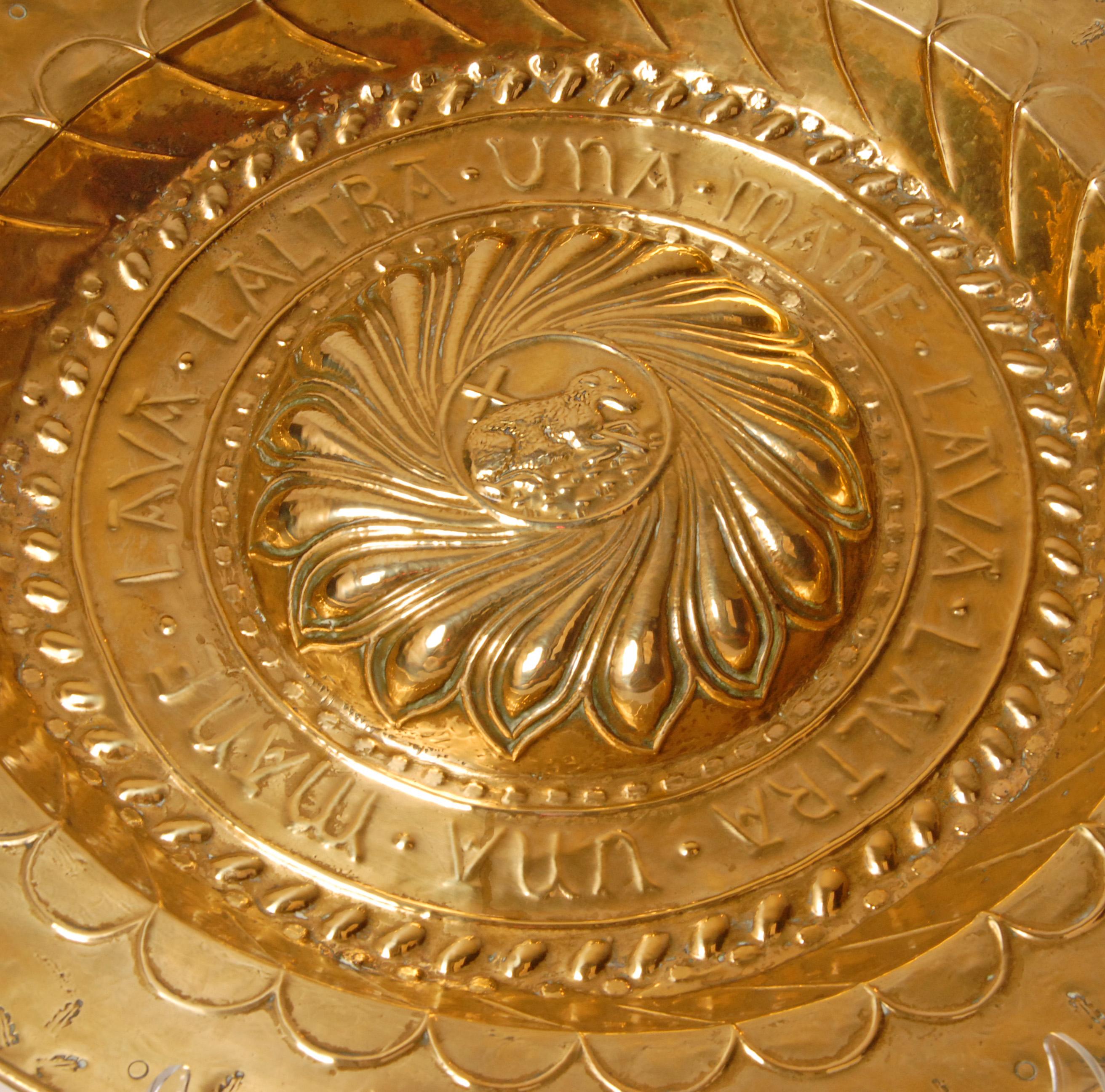 XVIIIe siècle Aumône Agneau de Dieu Bassin italien Laiton Large Bon état - En vente à Wommelgem, VAN