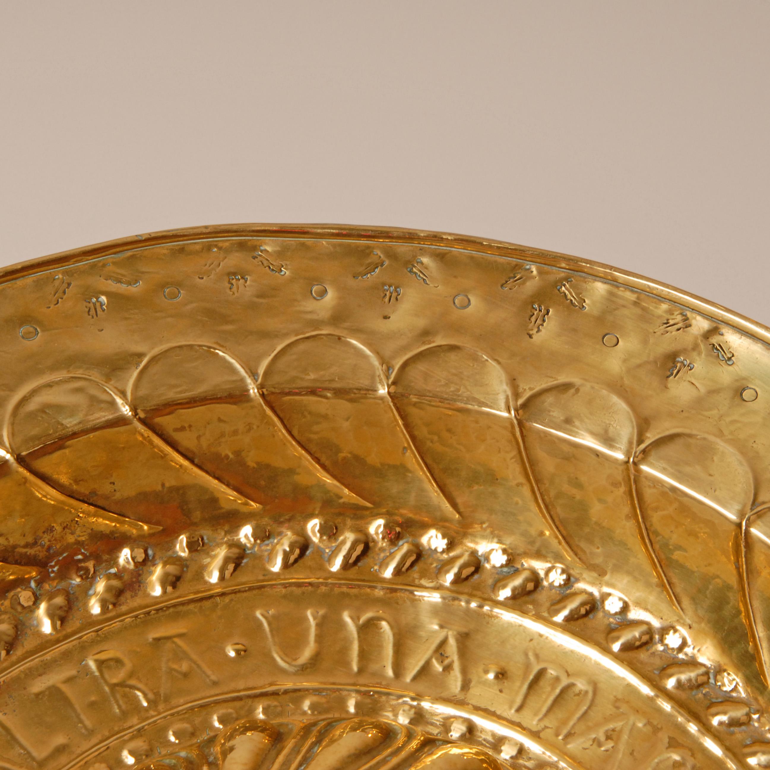 XVIIIe siècle et antérieur XVIIIe siècle Aumône Agneau de Dieu Bassin italien Laiton Large en vente