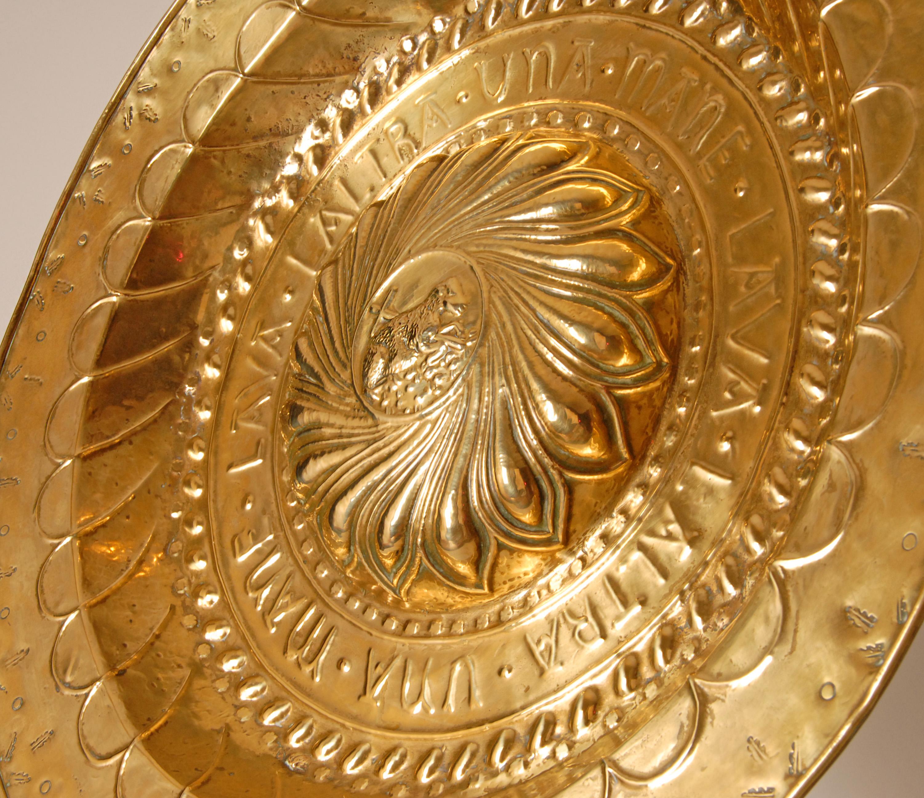 XVIIIe siècle Aumône Agneau de Dieu Bassin italien Laiton Large en vente 1