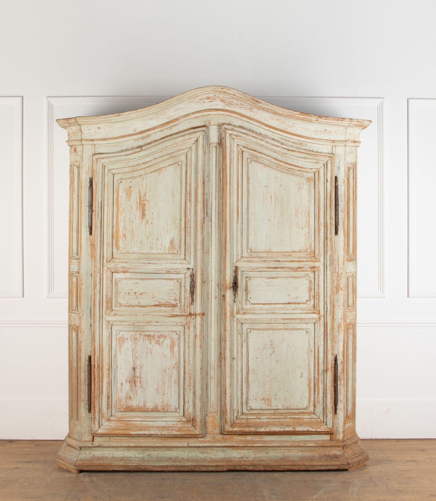 Belle armoire alsacienne du 18ème siècle.

Avec une corniche en arc sur des portes et des côtés lambrissés, grattés à sec jusqu'à la peinture d'origine.