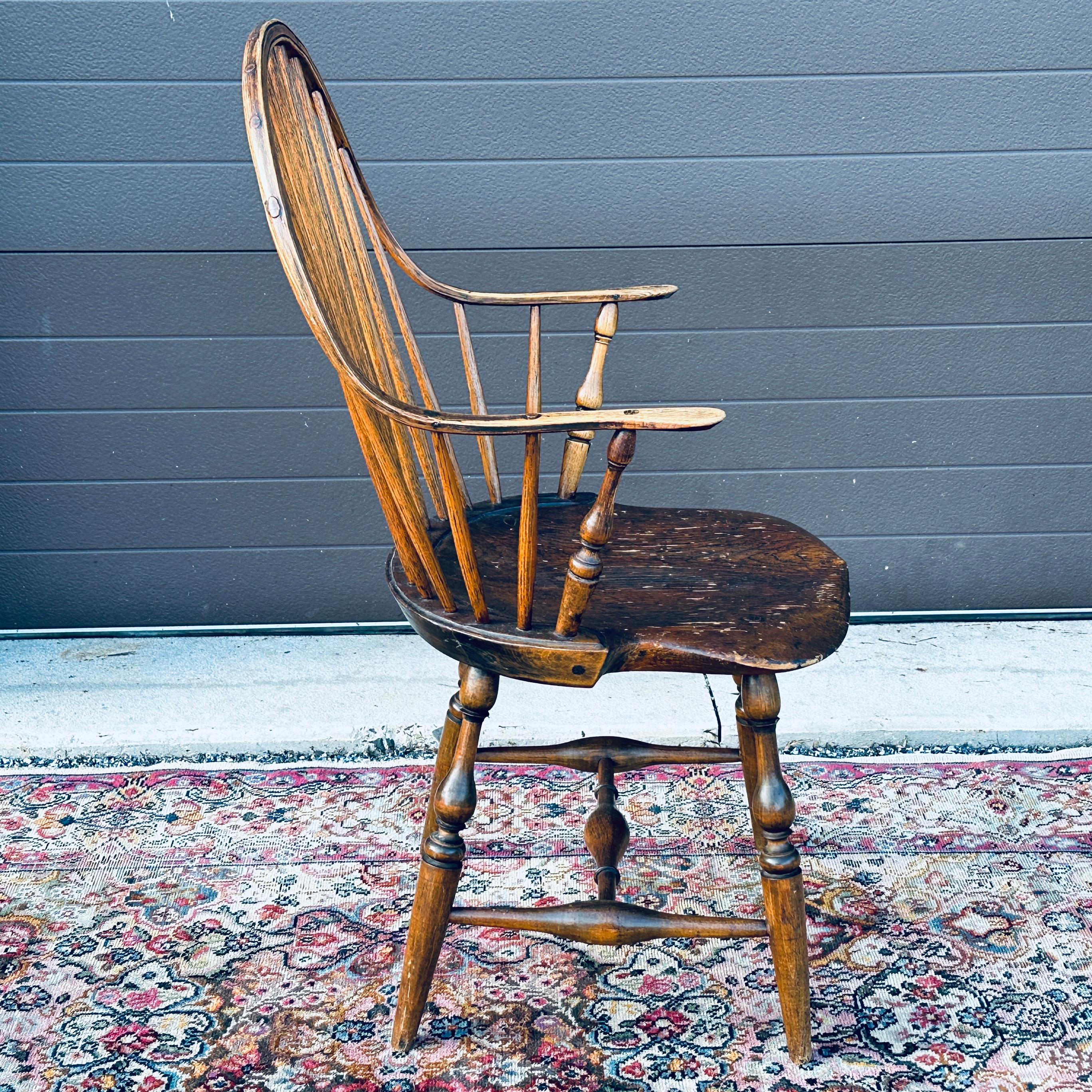 18th Century American Antique Continuous Arm Windsor Chair In Distressed Condition In West Chester, PA