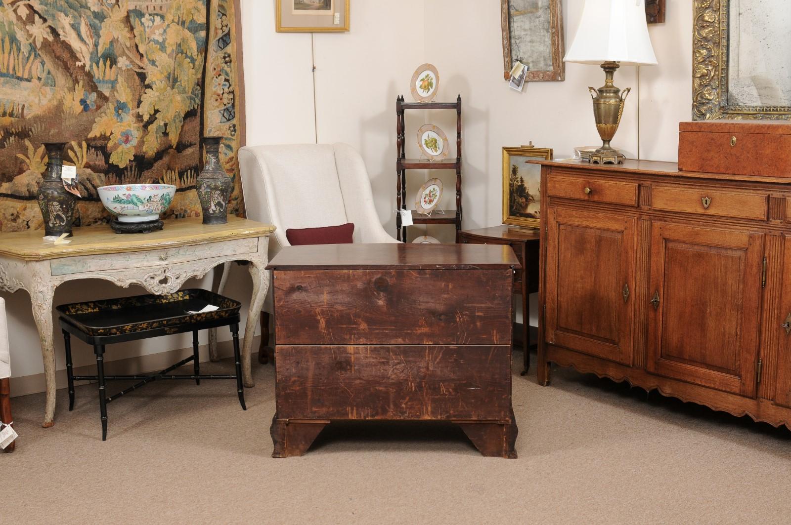 18th Century American Bowfront Chest with 4 Graduating Drawers & Ogee Feet For Sale 1