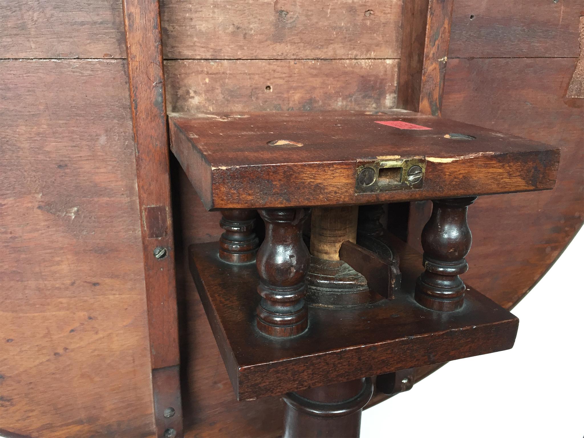 18th Century American Chippendale Tilt-Top Tea Table 2