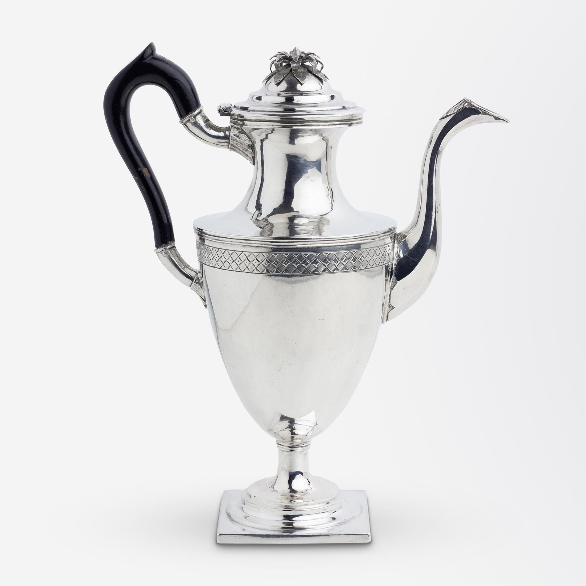 18th Century, American 'Coin Silver' Coffee Pot Attributed to Nathaniel Helme In Good Condition For Sale In Brisbane, QLD