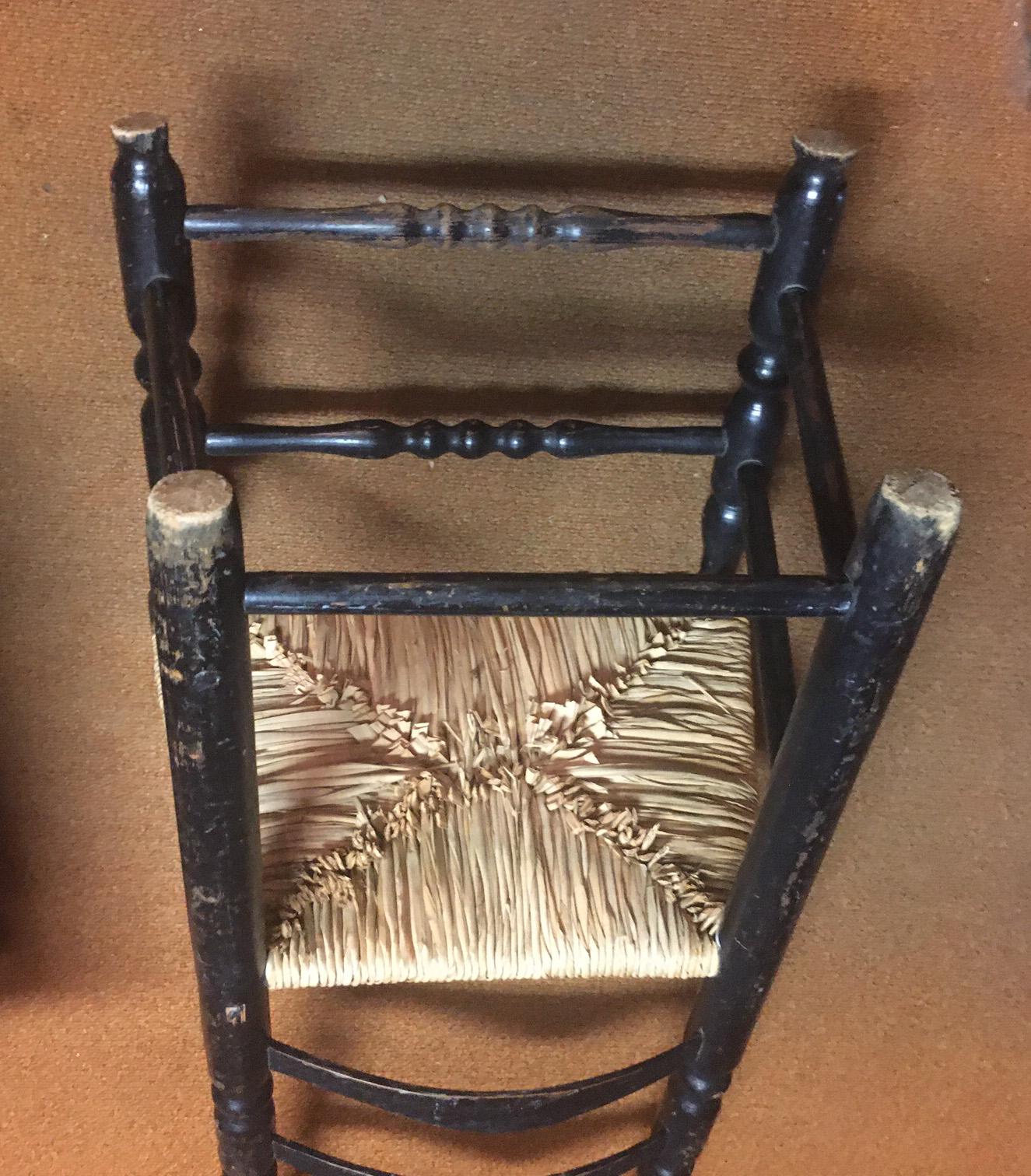 Metà XVIII secolo Sedia americana del XVIII secolo con schienale a scaletta curvo in Oak con seduta in giunco in vendita