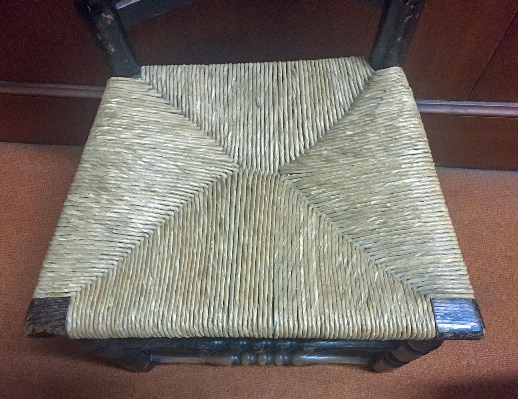 Giunco Sedia americana del XVIII secolo con schienale a scaletta curvo in Oak con seduta in giunco in vendita