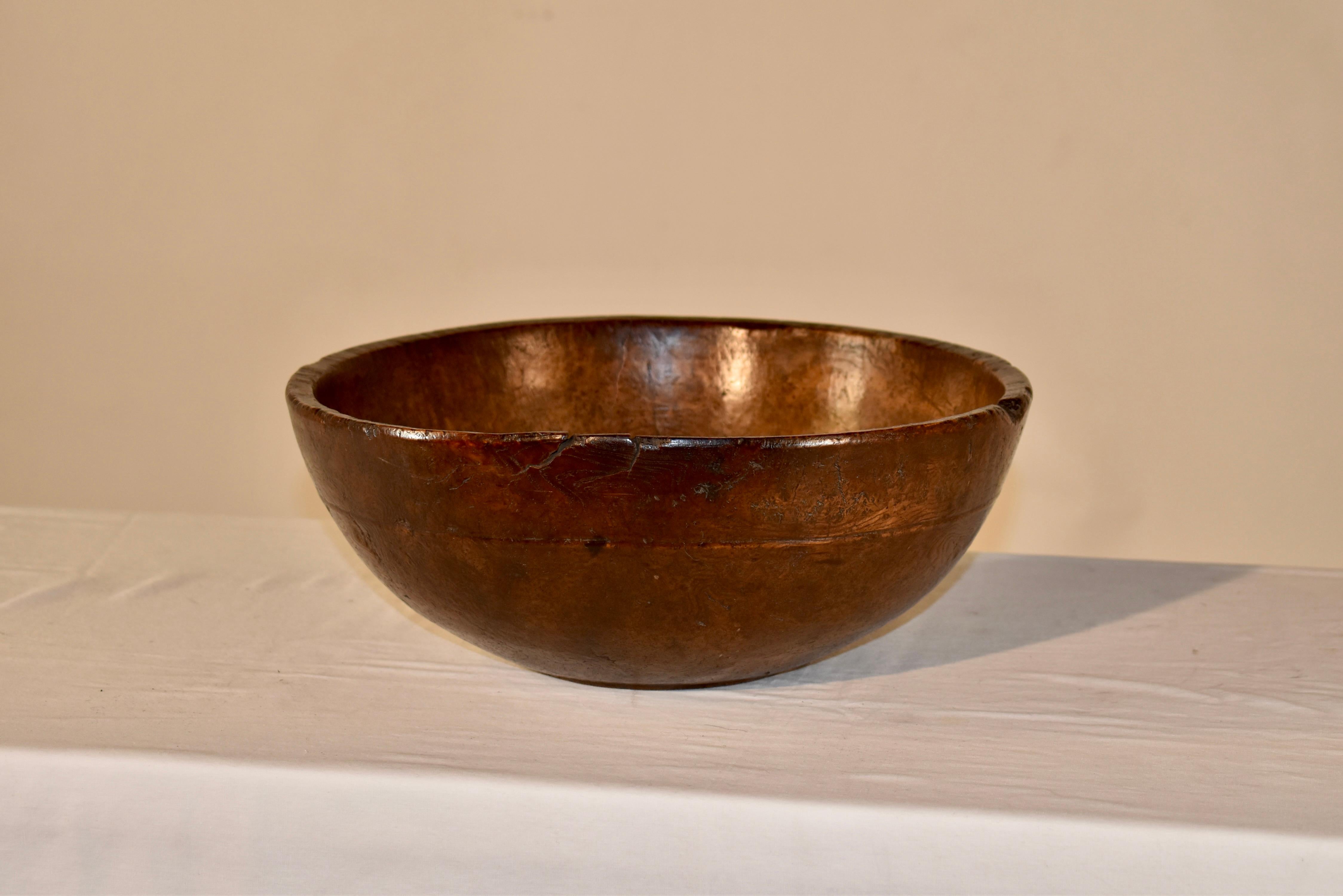 RARE 18th century hand turned burl wood bowl from the early period of the American Colonies, soon after to be known as the United States of America.  This is a wonderful piece of American history that can be appreciated and cherished for the next