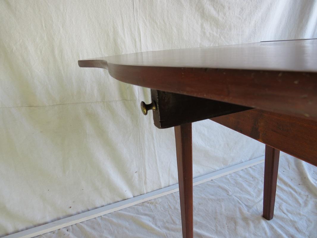 Hand-Crafted 18th Century American Hepplewhite Cherry Drop Leaf Table, circa 1780 For Sale