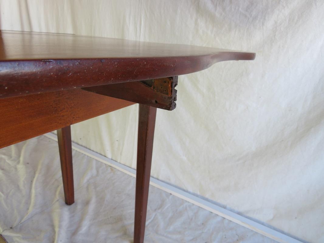 18th Century American Hepplewhite Cherry Drop Leaf Table, circa 1780 In Good Condition For Sale In Nantucket, MA