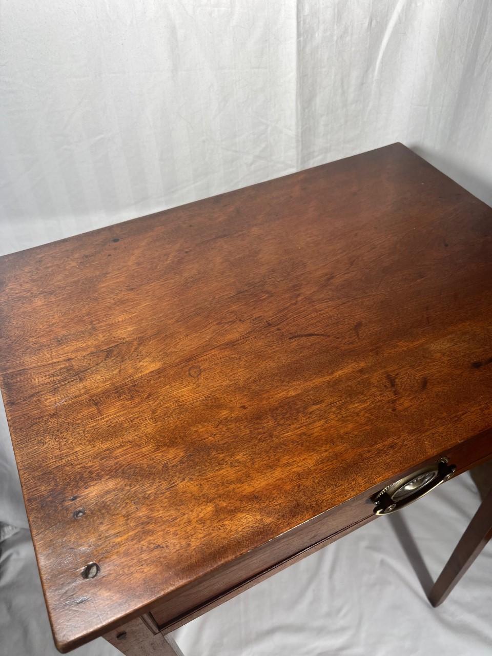 18th Century American Hepplewhite Federal Style Mahogany Side Table For Sale 5