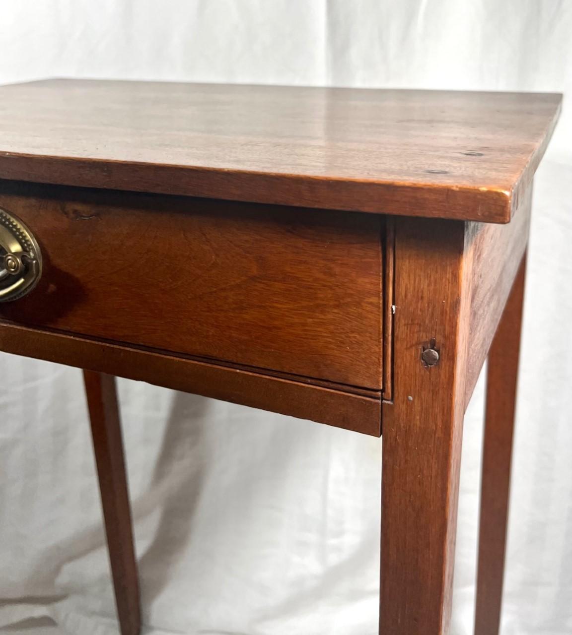 18th Century American Hepplewhite Federal Style Mahogany Side Table For Sale 10