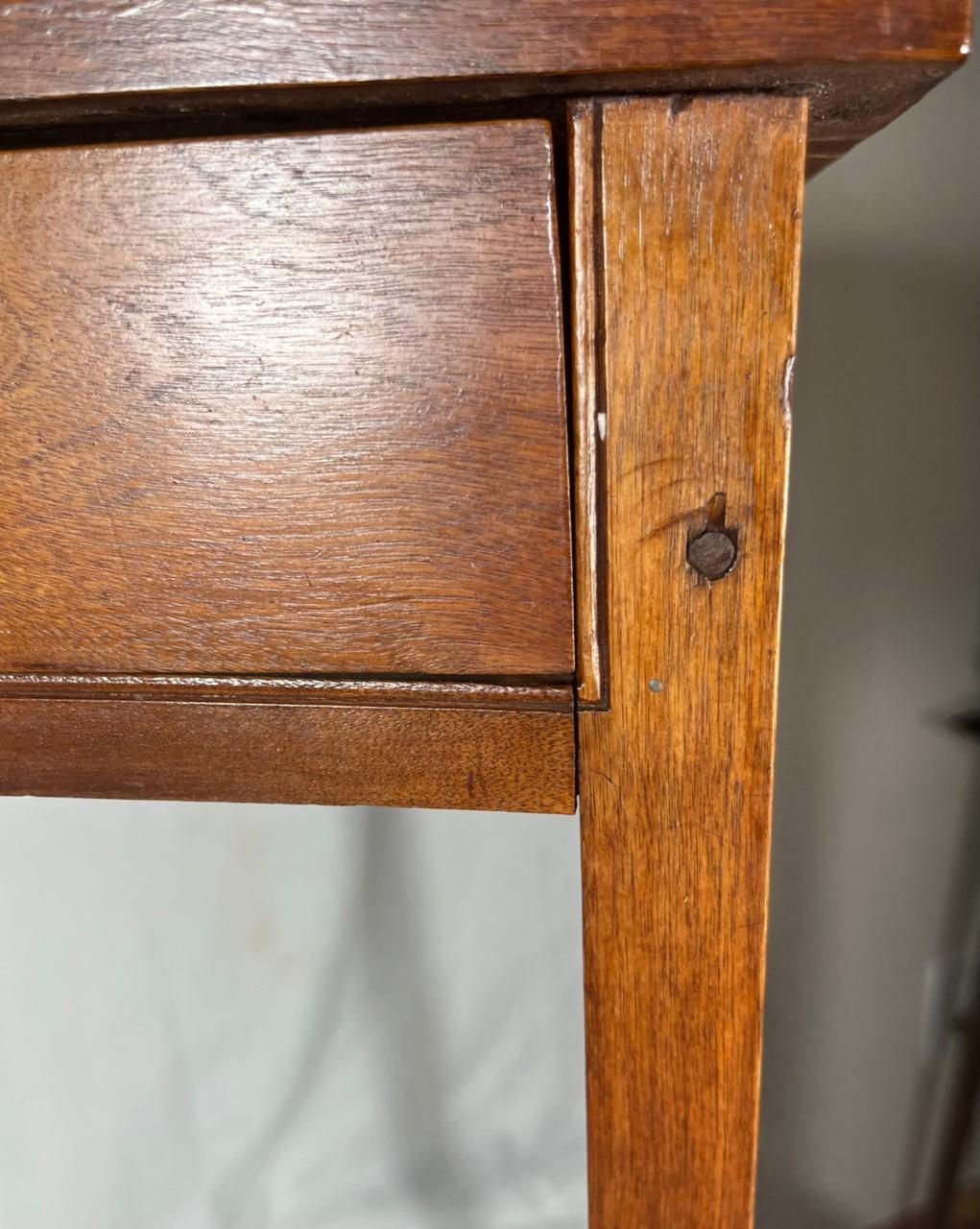 18th century American Hepplewhite Federal Style Mahogany Side Table.

This is a fabulous Mahogany side table. The relatively plain design results in a rather elegant look. The classic one drawer table top is raised on four slender tapered legs. A