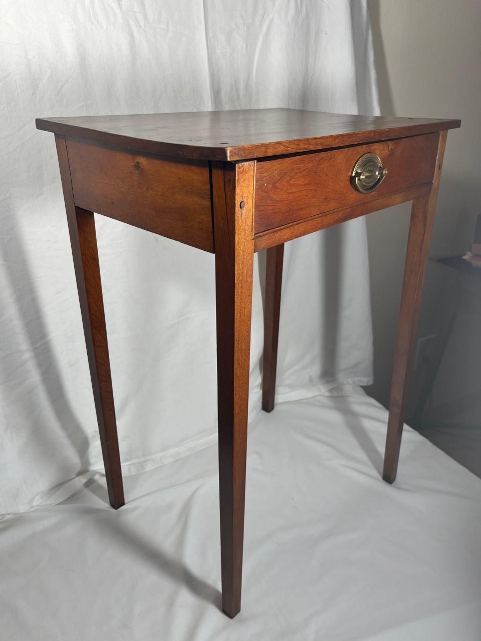 Hand-Carved 18th Century American Hepplewhite Federal Style Mahogany Side Table For Sale