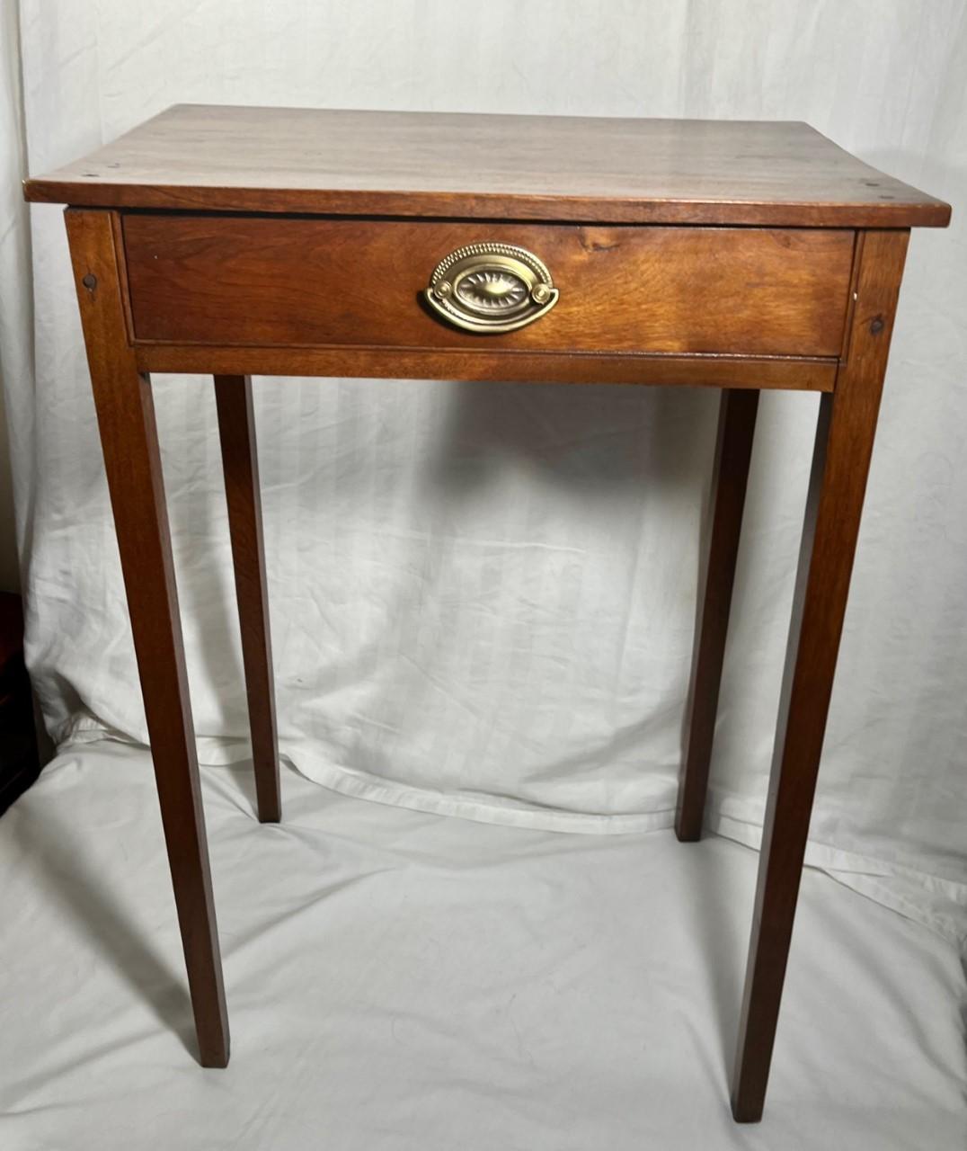 18th Century American Hepplewhite Federal Style Mahogany Side Table In Good Condition For Sale In Vero Beach, FL