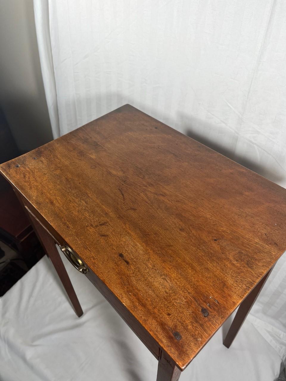 18th Century American Hepplewhite Federal Style Mahogany Side Table For Sale 1