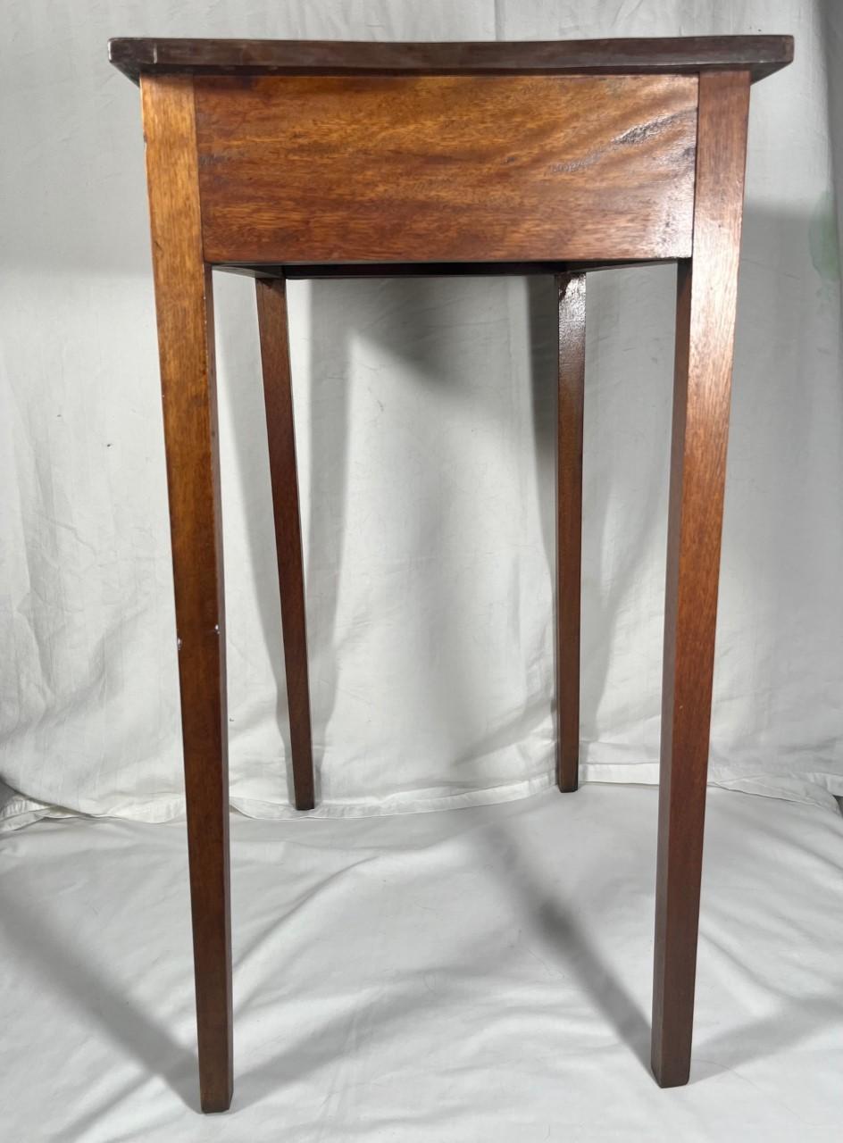 18th Century American Hepplewhite Federal Style Mahogany Side Table For Sale 3