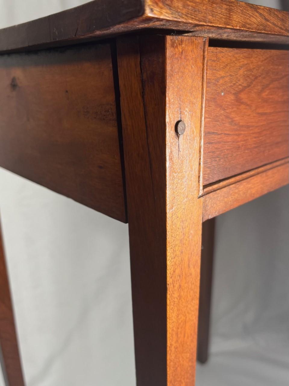18th Century American Hepplewhite Federal Style Mahogany Side Table For Sale 4