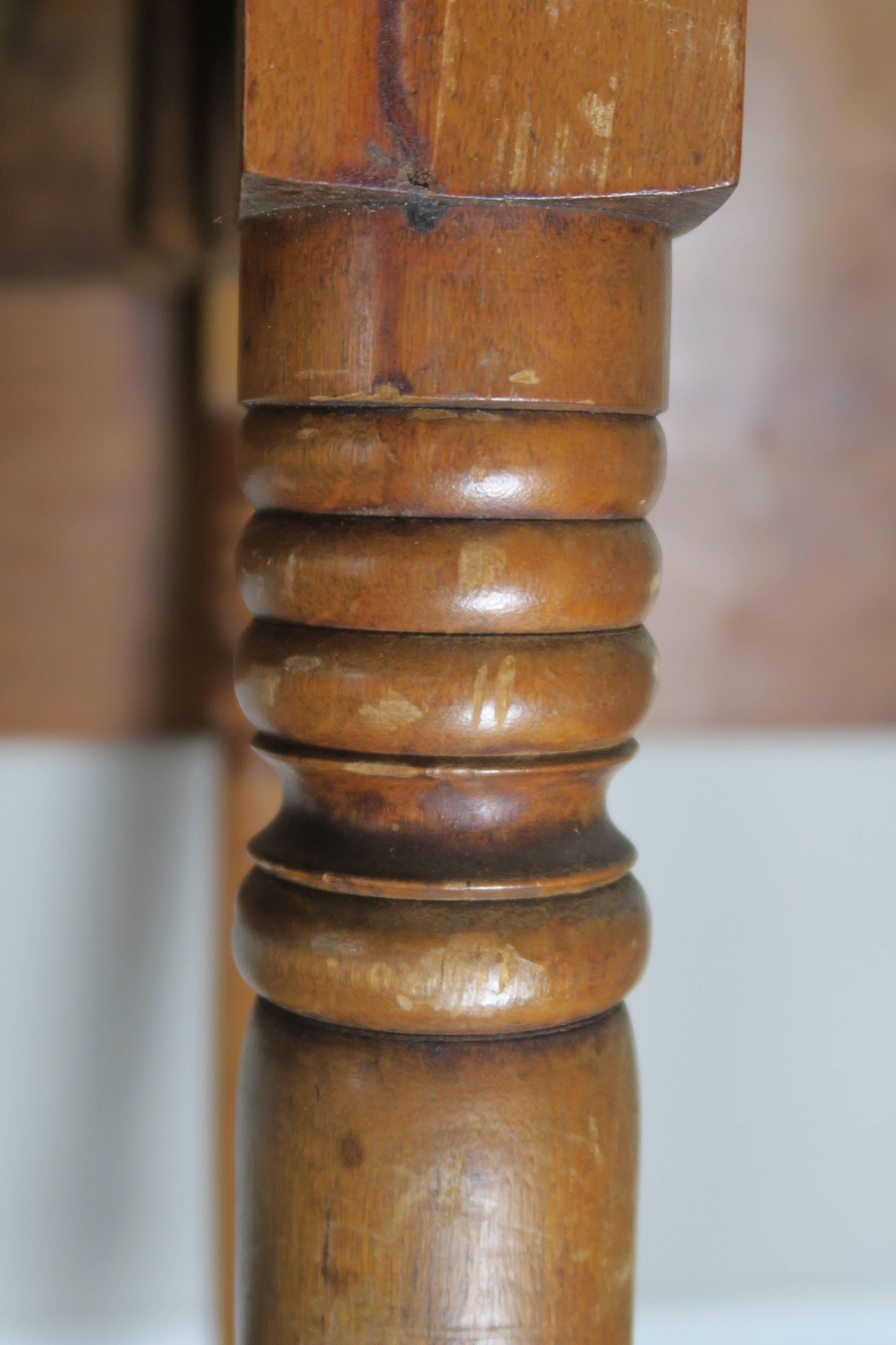 18th Century American Primitive Drop-Leaf Table In Distressed Condition In Los Angeles, CA