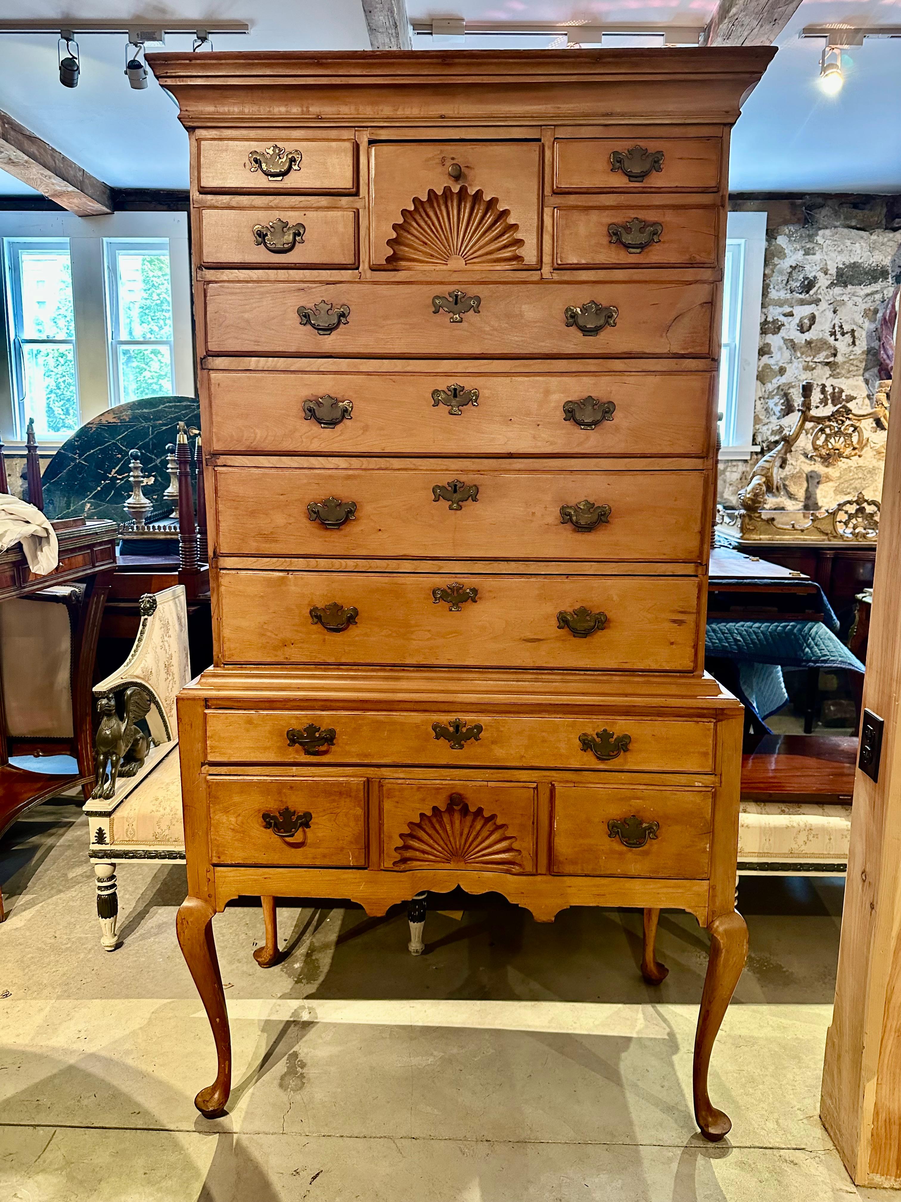 Amerikanischer Queen Anne Kirsche Highboy aus dem 18. (18. Jahrhundert) im Angebot