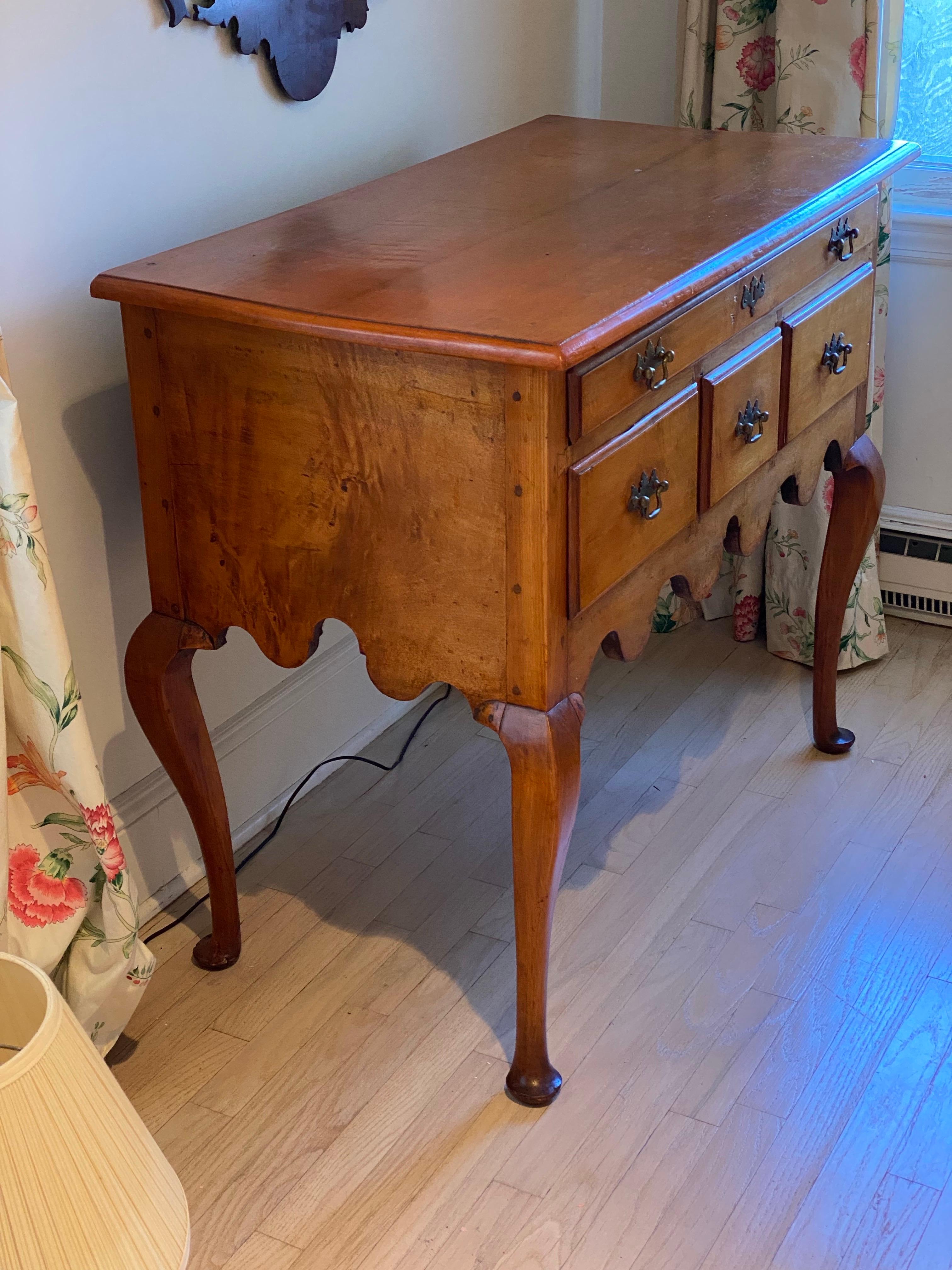 Américain Table basse en cerisier Queen Anne du XVIIIe siècle en vente