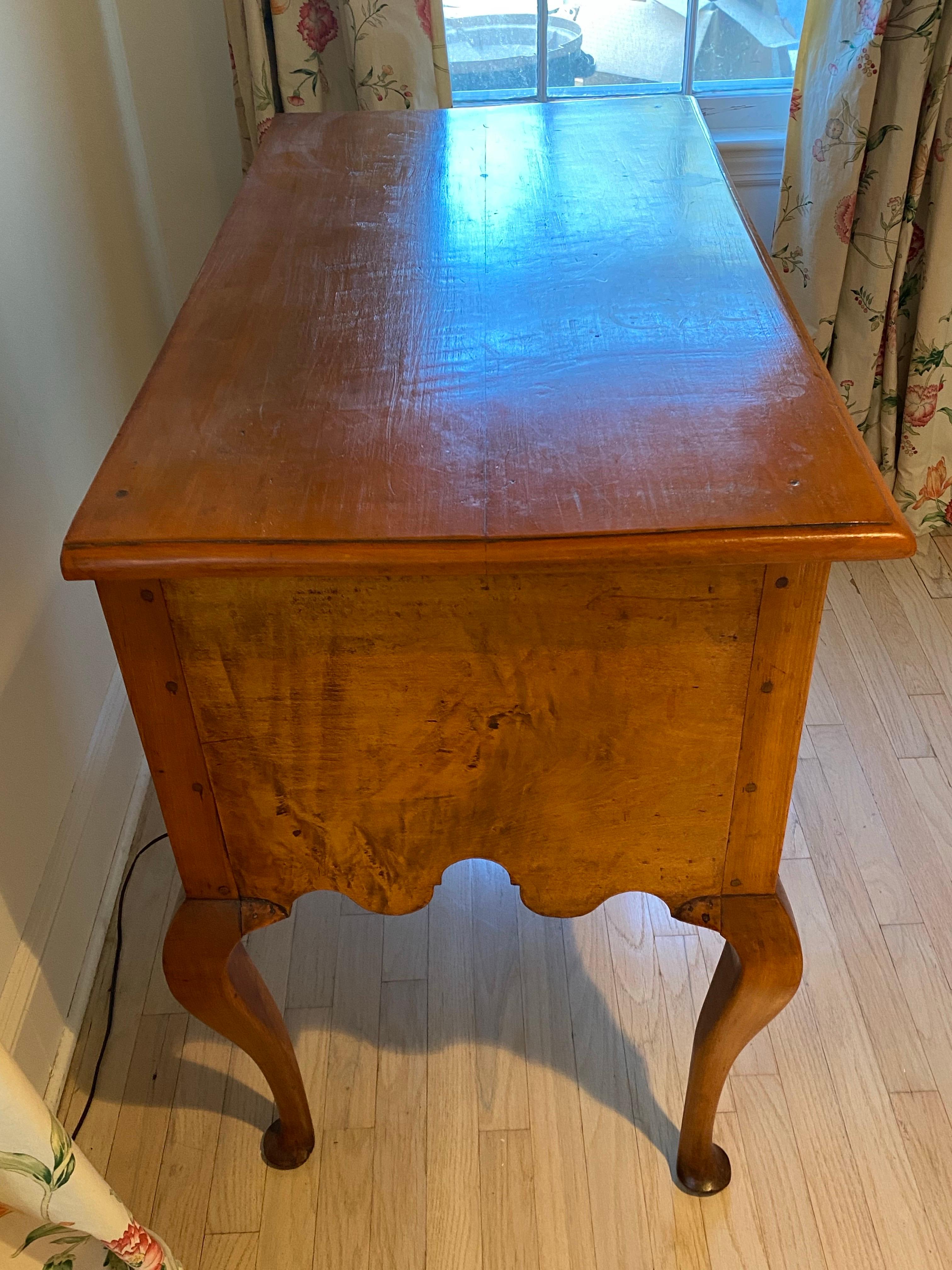 XVIIIe siècle et antérieur Table basse en cerisier Queen Anne du XVIIIe siècle en vente
