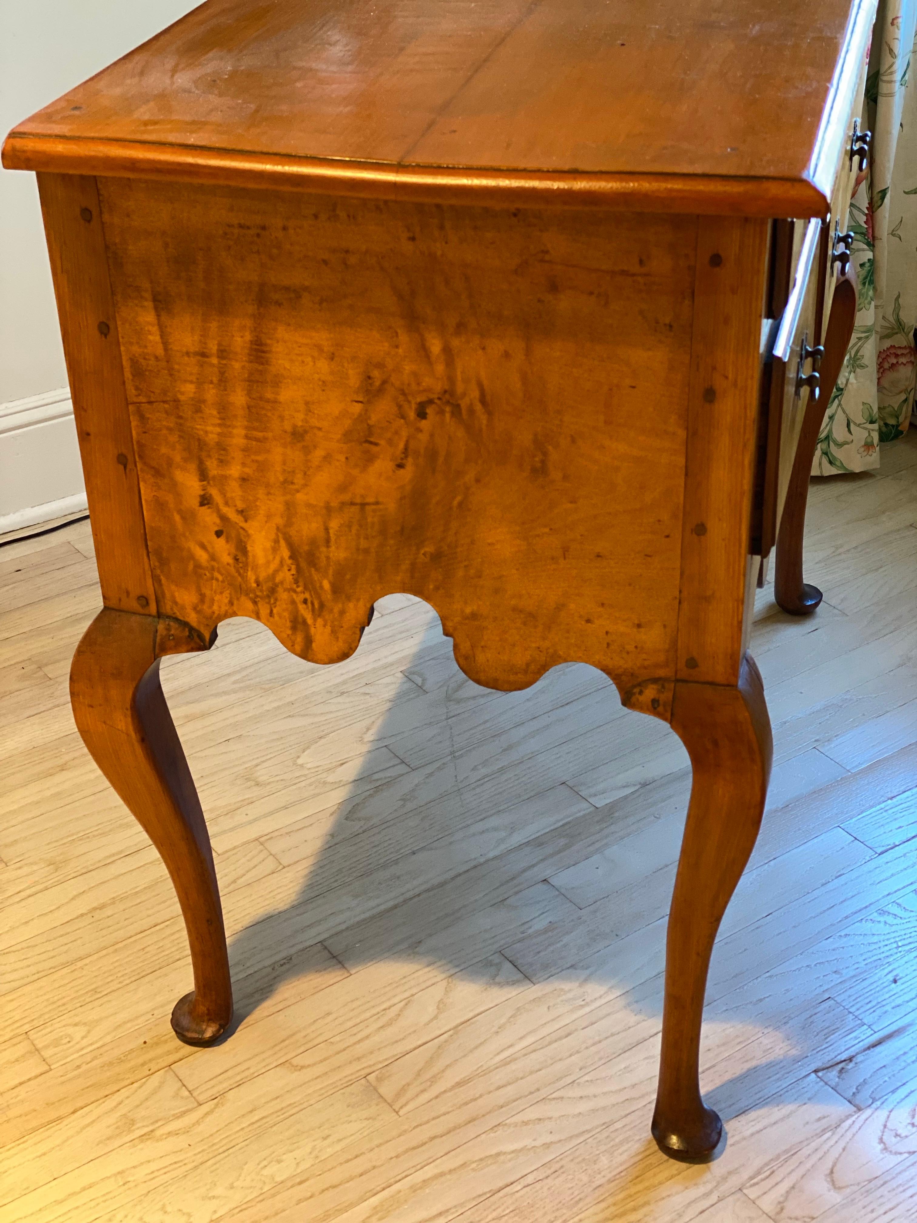 Laiton Table basse en cerisier Queen Anne du XVIIIe siècle en vente