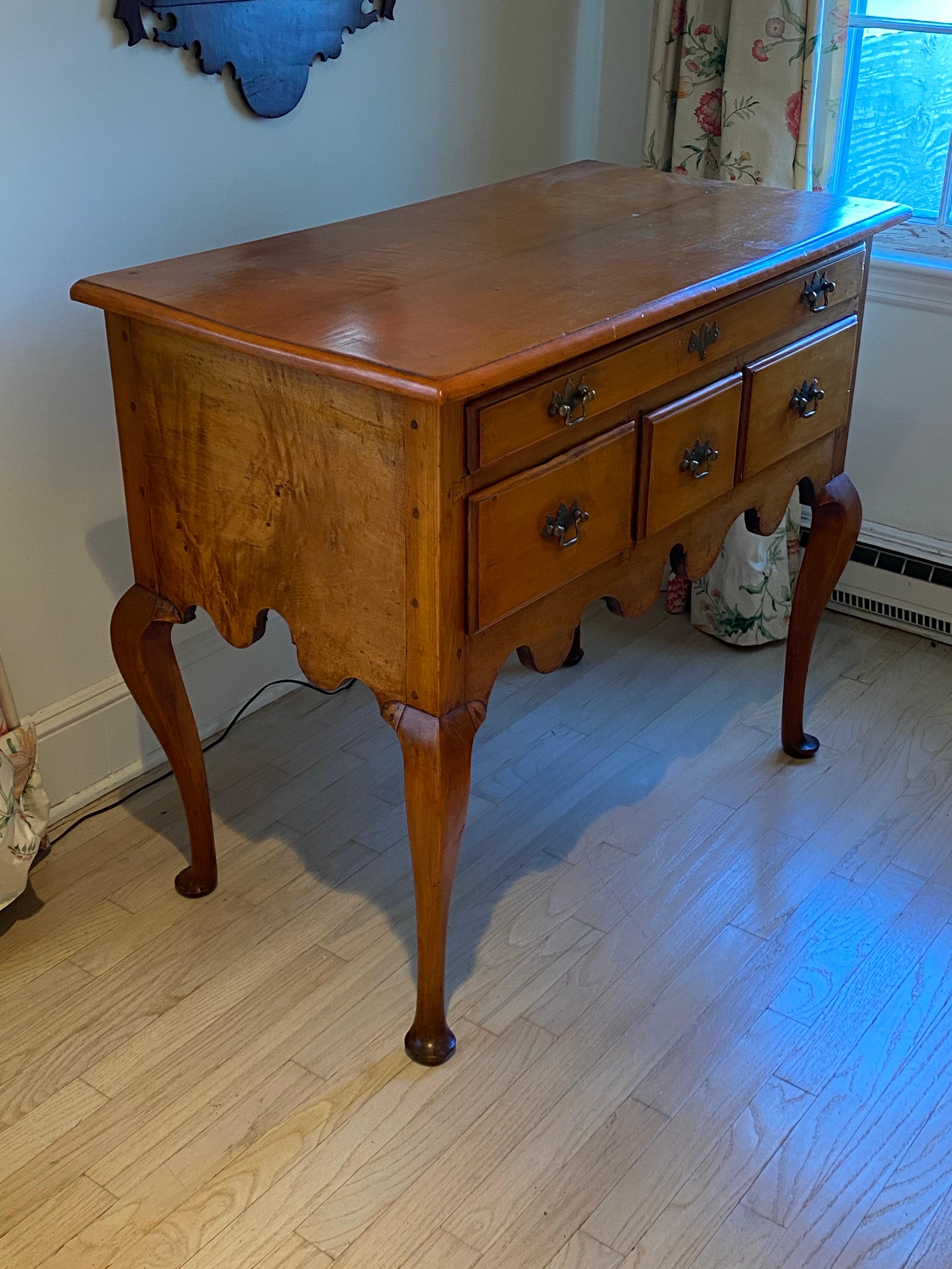 Table basse en cerisier Queen Anne du XVIIIe siècle en vente 3
