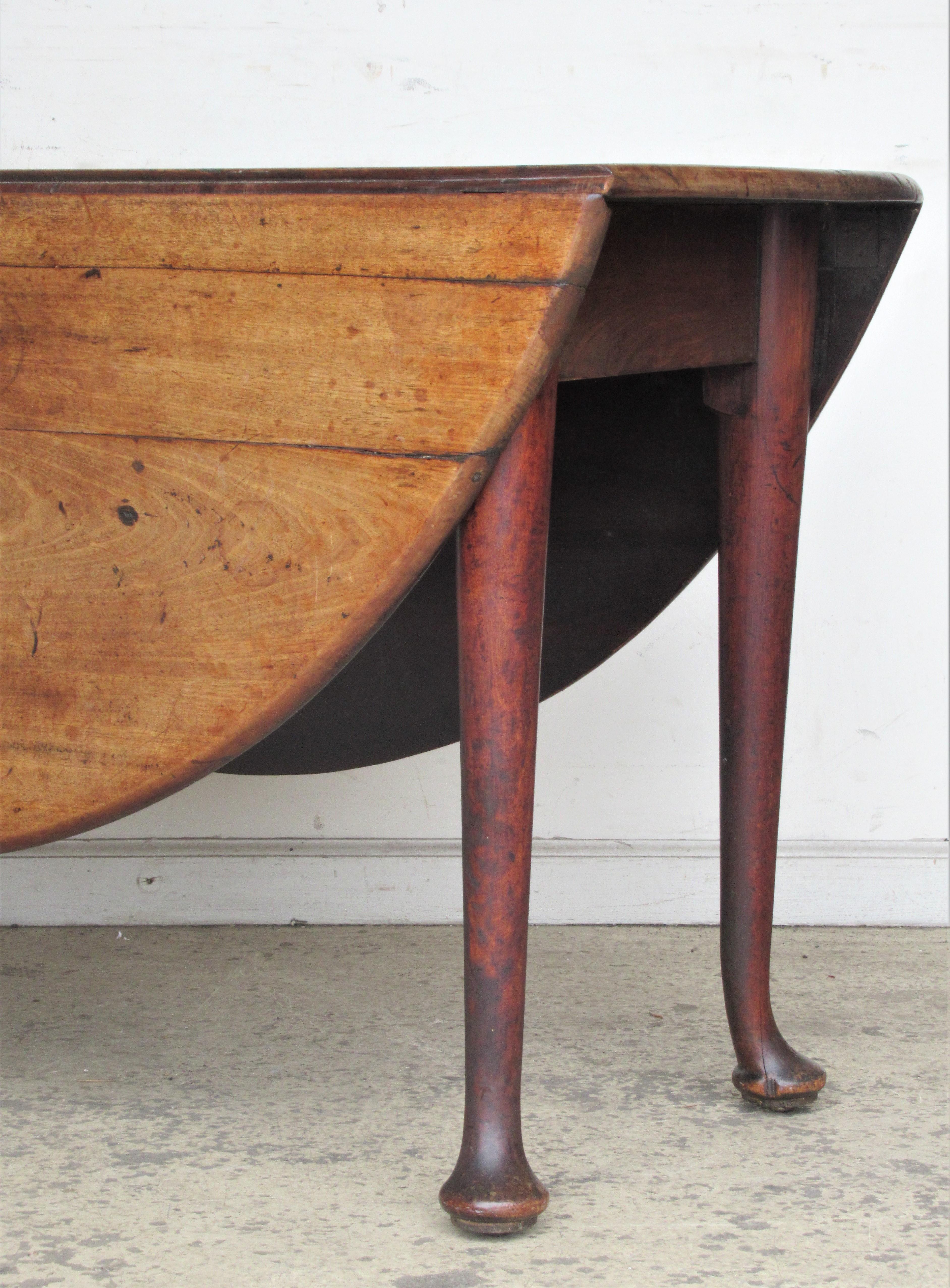 Hand-Carved 18th Century American Queen Anne Drop-Leaf Table