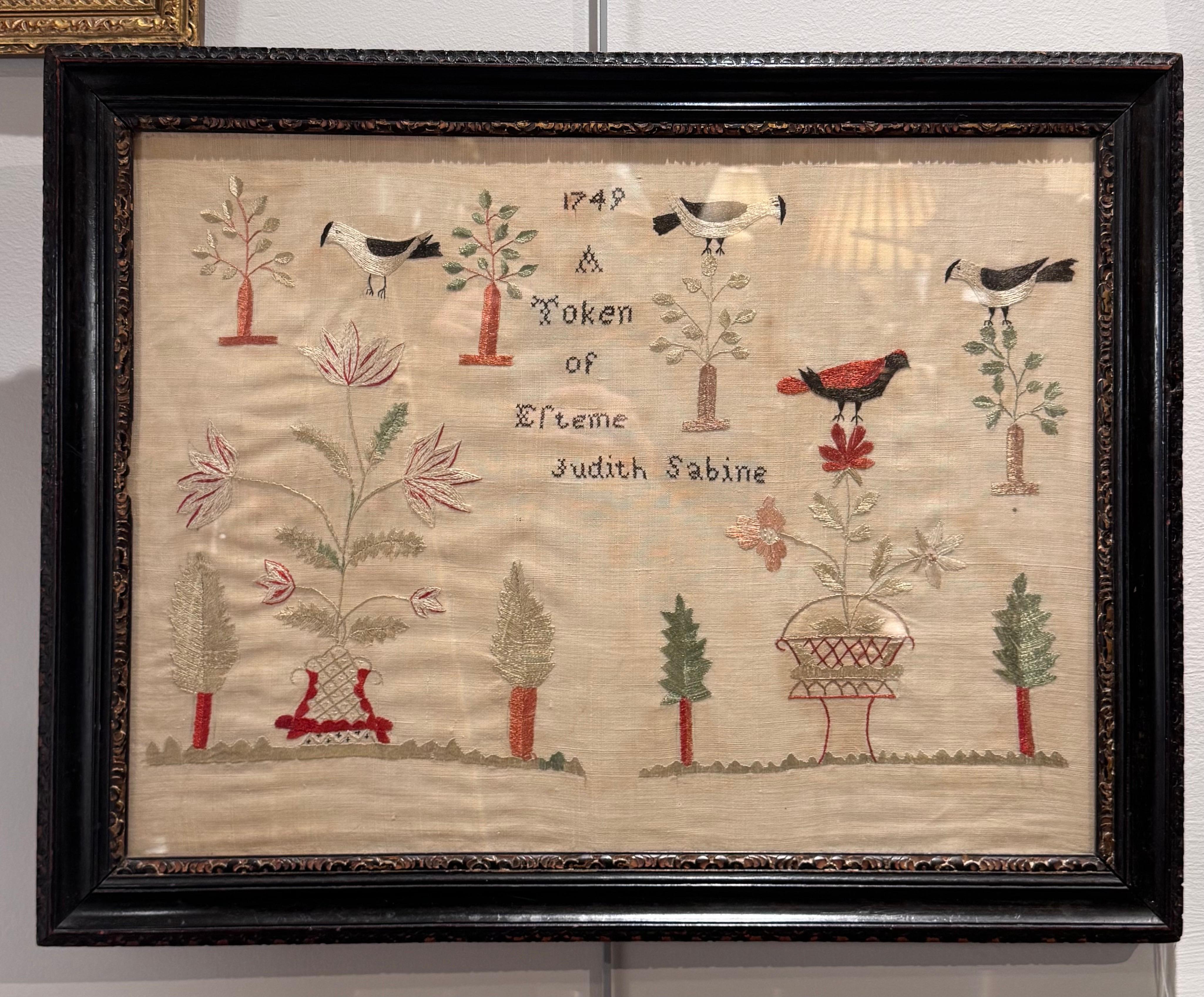 Échantillon américain du 18e siècle
Dans le cadre de la période

Ce sampler présente des images stylisées d'oiseaux, d'arbres et de flore, motifs typiques de l'époque, ainsi que l'inscription 
