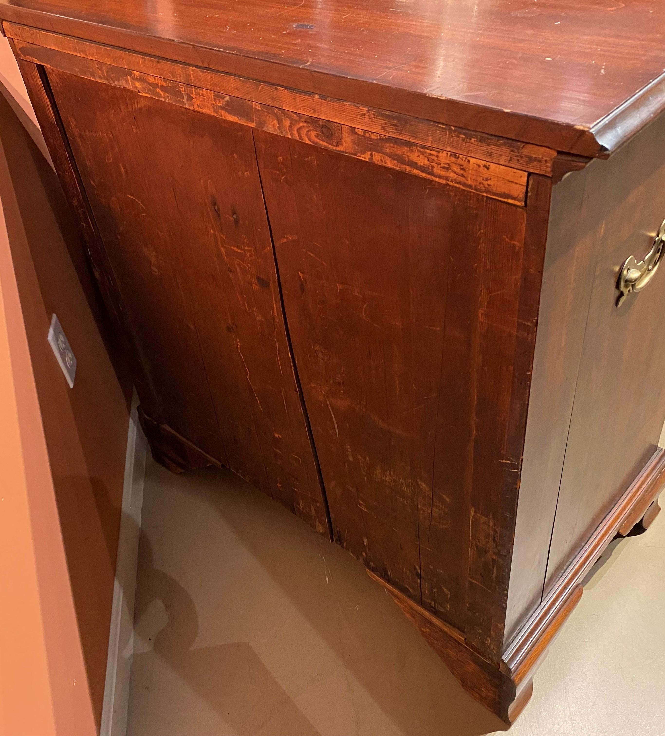 Commode américaine du XVIIIe siècle à deux tiroirs superposés en vente 2