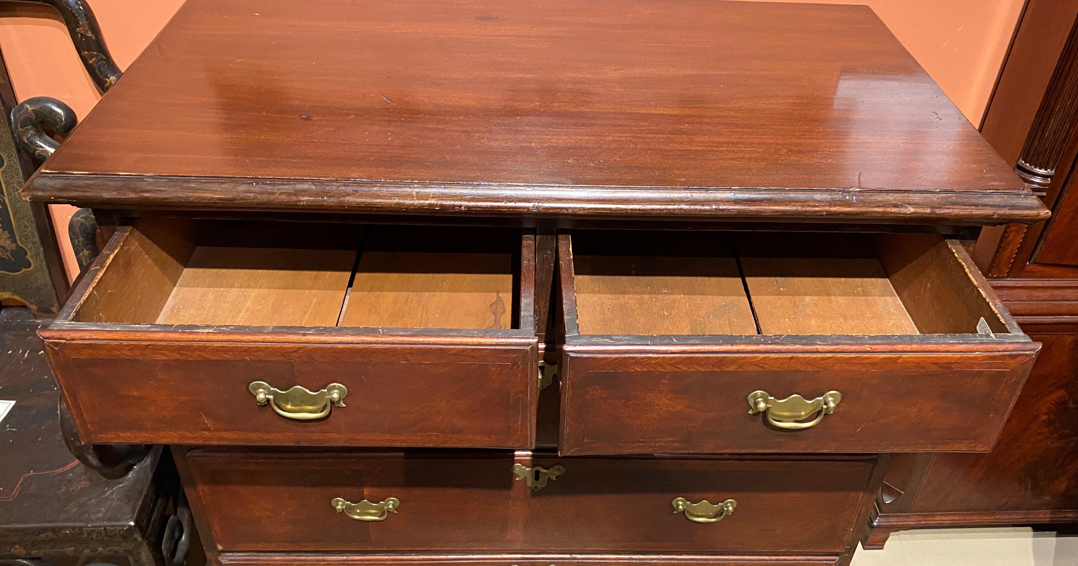 Commode américaine du XVIIIe siècle à deux tiroirs superposés en vente 3