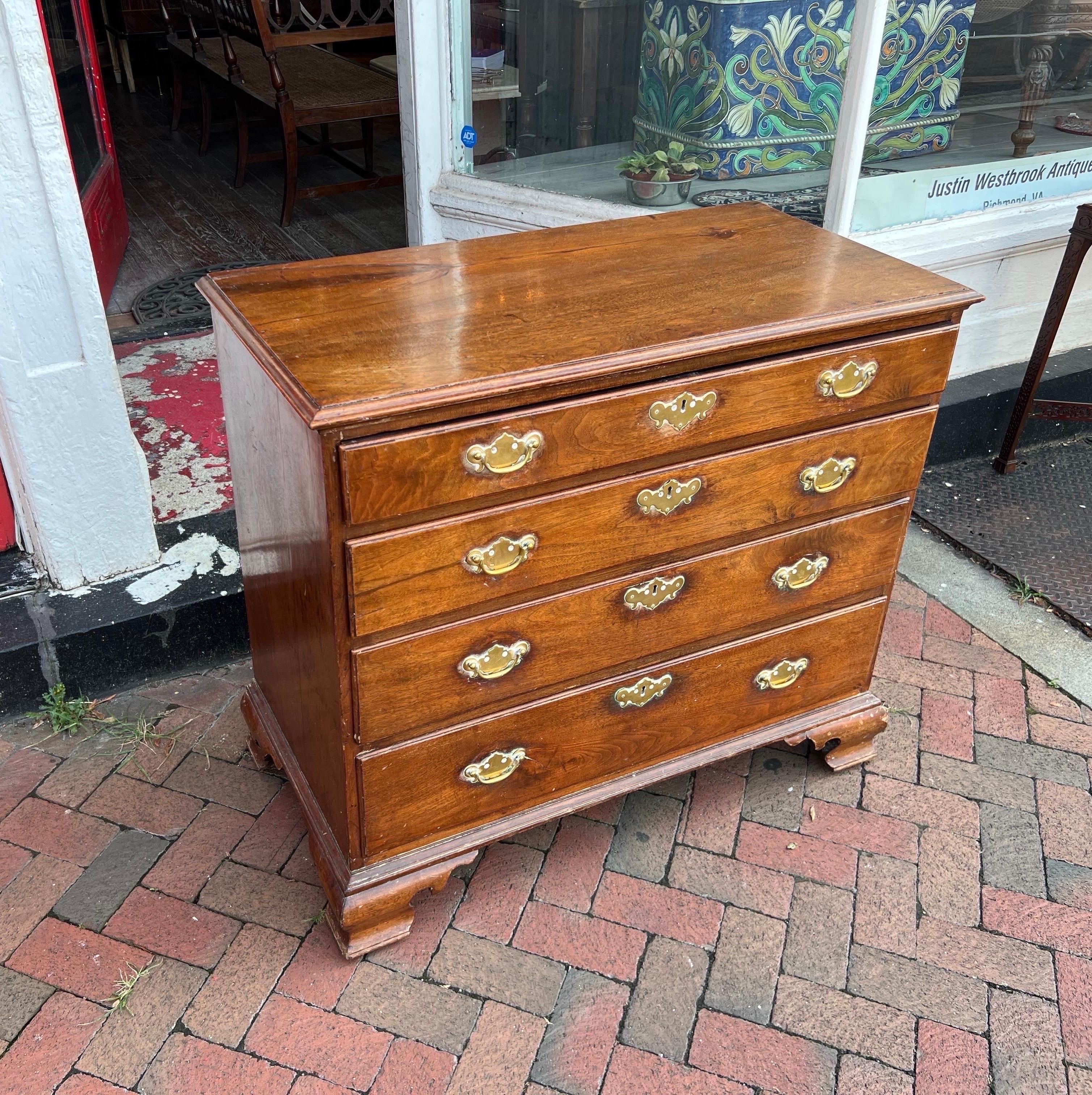 18th Century American Walnut Chest, Possibly Virginia In Good Condition For Sale In Charleston, SC